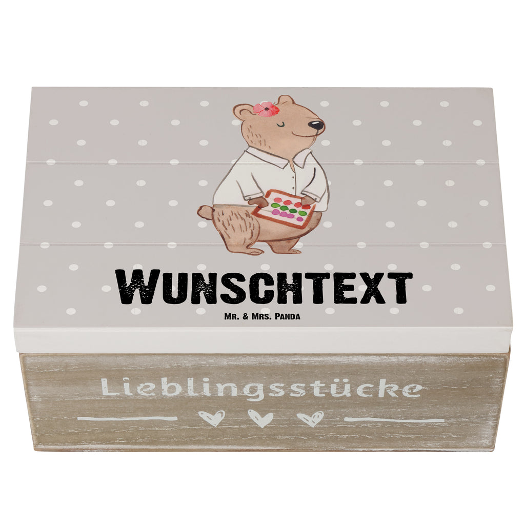 Personalisierte Holzkiste Bankangestellte mit Herz Holzkiste mit Namen, Kiste mit Namen, Schatzkiste mit Namen, Truhe mit Namen, Schatulle mit Namen, Erinnerungsbox mit Namen, Erinnerungskiste, mit Namen, Dekokiste mit Namen, Aufbewahrungsbox mit Namen, Holzkiste Personalisiert, Kiste Personalisiert, Schatzkiste Personalisiert, Truhe Personalisiert, Schatulle Personalisiert, Erinnerungsbox Personalisiert, Erinnerungskiste Personalisiert, Dekokiste Personalisiert, Aufbewahrungsbox Personalisiert, Beruf, Ausbildung, Jubiläum, Abschied, Rente, Kollege, Kollegin, Geschenk, Schenken, Arbeitskollege, Mitarbeiter, Firma, Danke, Dankeschön, Bankangestellte, Bankfachfrau, Bänkerin, Bankberaterin