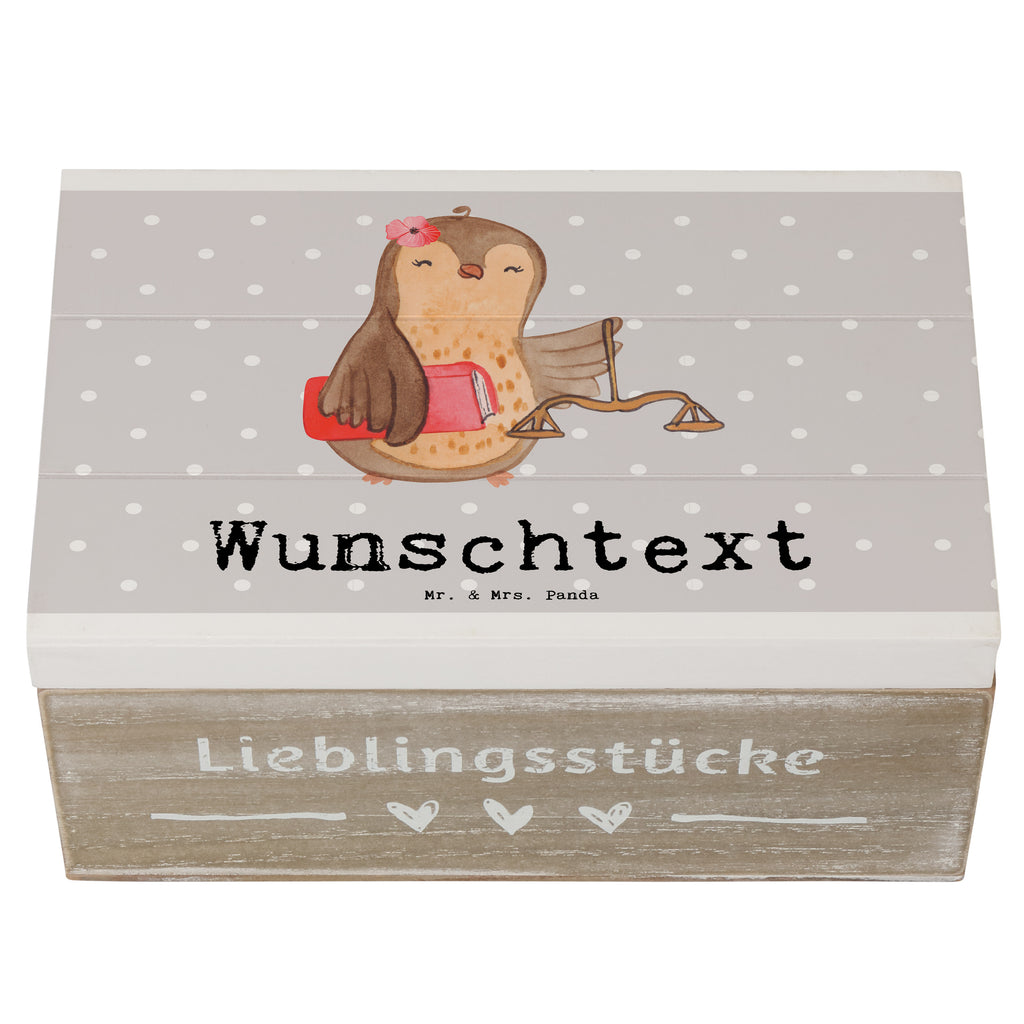Personalisierte Holzkiste Juristin mit Herz Holzkiste mit Namen, Kiste mit Namen, Schatzkiste mit Namen, Truhe mit Namen, Schatulle mit Namen, Erinnerungsbox mit Namen, Erinnerungskiste, mit Namen, Dekokiste mit Namen, Aufbewahrungsbox mit Namen, Holzkiste Personalisiert, Kiste Personalisiert, Schatzkiste Personalisiert, Truhe Personalisiert, Schatulle Personalisiert, Erinnerungsbox Personalisiert, Erinnerungskiste Personalisiert, Dekokiste Personalisiert, Aufbewahrungsbox Personalisiert, Beruf, Ausbildung, Jubiläum, Abschied, Rente, Kollege, Kollegin, Geschenk, Schenken, Arbeitskollege, Mitarbeiter, Firma, Danke, Dankeschön, Juristin, Anwältin, Jura Studium, Master of laws, Staatsexamen, Jurastudent, Anwaltskanzlei