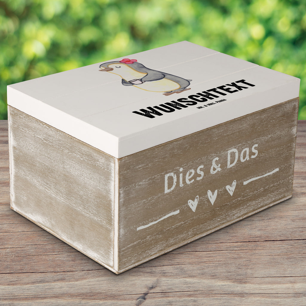 Personalisierte Holzkiste Pinguin Beste Schwiegermutter der Welt Holzkiste mit Namen, Kiste mit Namen, Schatzkiste mit Namen, Truhe mit Namen, Schatulle mit Namen, Erinnerungsbox mit Namen, Erinnerungskiste, mit Namen, Dekokiste mit Namen, Aufbewahrungsbox mit Namen, Holzkiste Personalisiert, Kiste Personalisiert, Schatzkiste Personalisiert, Truhe Personalisiert, Schatulle Personalisiert, Erinnerungsbox Personalisiert, Erinnerungskiste Personalisiert, Dekokiste Personalisiert, Aufbewahrungsbox Personalisiert, für, Dankeschön, Geschenk, Schenken, Geburtstag, Geburtstagsgeschenk, Geschenkidee, Danke, Bedanken, Mitbringsel, Freude machen, Geschenktipp, Schwiegermutter, Schwiegermama, Schwiegereltern, Mama, Mutter, Mutter des Ehepartners, angeheiratet