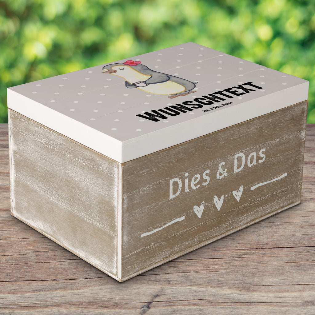 Personalisierte Holzkiste Pinguin Beste Schwiegermutter der Welt Holzkiste mit Namen, Kiste mit Namen, Schatzkiste mit Namen, Truhe mit Namen, Schatulle mit Namen, Erinnerungsbox mit Namen, Erinnerungskiste, mit Namen, Dekokiste mit Namen, Aufbewahrungsbox mit Namen, Holzkiste Personalisiert, Kiste Personalisiert, Schatzkiste Personalisiert, Truhe Personalisiert, Schatulle Personalisiert, Erinnerungsbox Personalisiert, Erinnerungskiste Personalisiert, Dekokiste Personalisiert, Aufbewahrungsbox Personalisiert, für, Dankeschön, Geschenk, Schenken, Geburtstag, Geburtstagsgeschenk, Geschenkidee, Danke, Bedanken, Mitbringsel, Freude machen, Geschenktipp, Schwiegermutter, Schwiegermama, Schwiegereltern, Mama, Mutter, Mutter des Ehepartners, angeheiratet