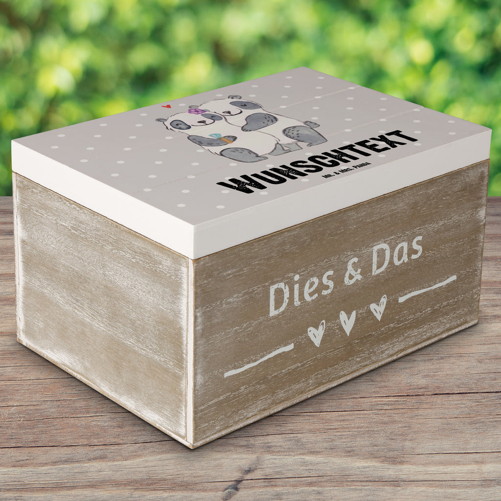 Personalisierte Holzkiste Panda Beste Ehefrau der Welt Holzkiste mit Namen, Kiste mit Namen, Schatzkiste mit Namen, Truhe mit Namen, Schatulle mit Namen, Erinnerungsbox mit Namen, Erinnerungskiste, mit Namen, Dekokiste mit Namen, Aufbewahrungsbox mit Namen, Holzkiste Personalisiert, Kiste Personalisiert, Schatzkiste Personalisiert, Truhe Personalisiert, Schatulle Personalisiert, Erinnerungsbox Personalisiert, Erinnerungskiste Personalisiert, Dekokiste Personalisiert, Aufbewahrungsbox Personalisiert, für, Dankeschön, Geschenk, Schenken, Geburtstag, Geburtstagsgeschenk, Geschenkidee, Danke, Bedanken, Mitbringsel, Freude machen, Geschenktipp, Ehefrau, Beste, Frau, Partnerin, Freundin, Traumfrau, Hochzeit, Liebling, Ehepartner, Ehe, Gattin, Lebensgefährtin, Braut, Kleinigkeit