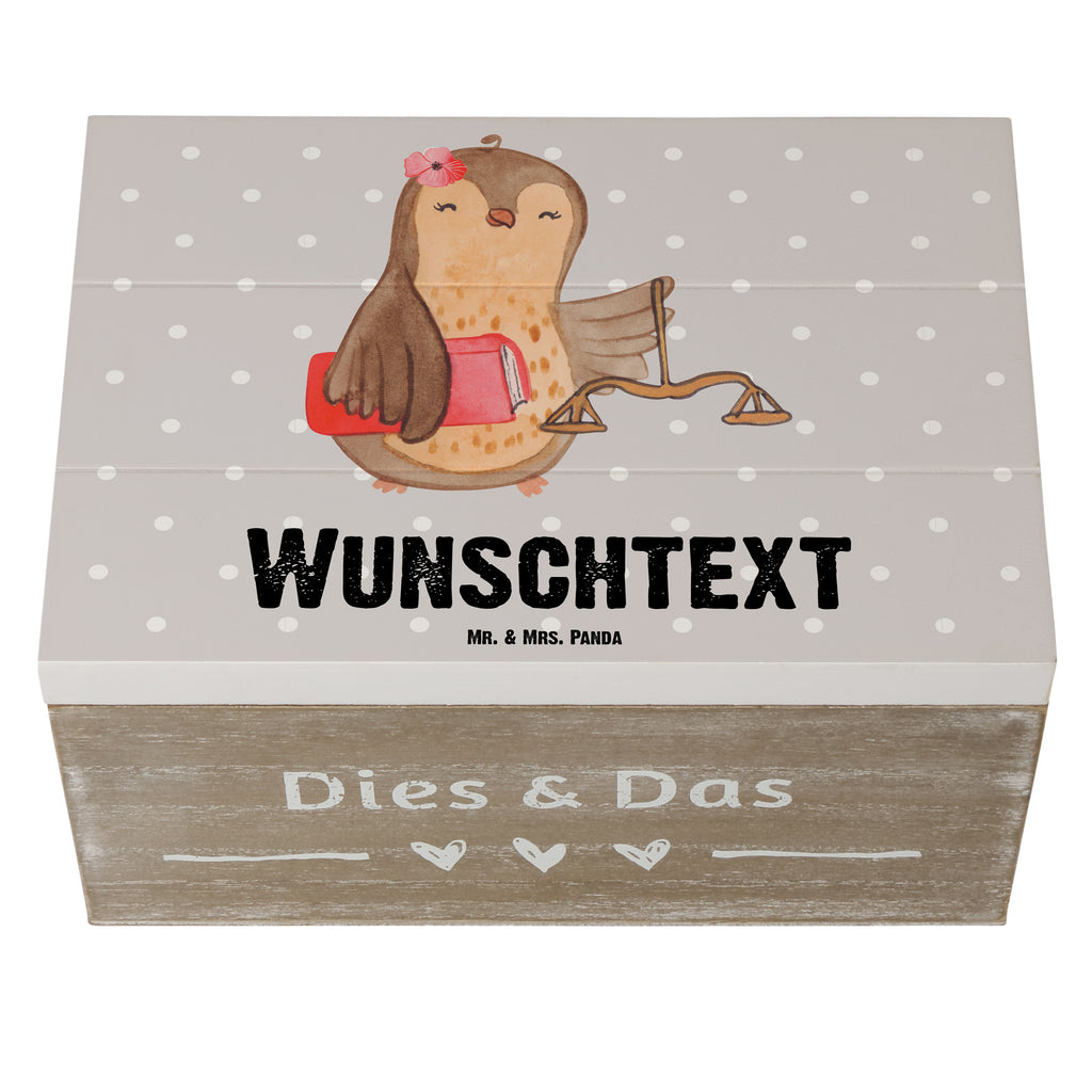 Personalisierte Holzkiste Juristin mit Herz Holzkiste mit Namen, Kiste mit Namen, Schatzkiste mit Namen, Truhe mit Namen, Schatulle mit Namen, Erinnerungsbox mit Namen, Erinnerungskiste, mit Namen, Dekokiste mit Namen, Aufbewahrungsbox mit Namen, Holzkiste Personalisiert, Kiste Personalisiert, Schatzkiste Personalisiert, Truhe Personalisiert, Schatulle Personalisiert, Erinnerungsbox Personalisiert, Erinnerungskiste Personalisiert, Dekokiste Personalisiert, Aufbewahrungsbox Personalisiert, Beruf, Ausbildung, Jubiläum, Abschied, Rente, Kollege, Kollegin, Geschenk, Schenken, Arbeitskollege, Mitarbeiter, Firma, Danke, Dankeschön, Juristin, Anwältin, Jura Studium, Master of laws, Staatsexamen, Jurastudent, Anwaltskanzlei