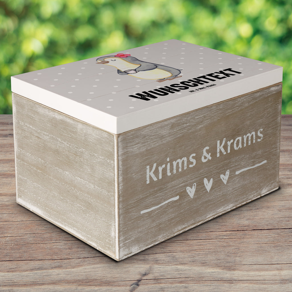 Personalisierte Holzkiste Pinguin Beste Schwiegermutter der Welt Holzkiste mit Namen, Kiste mit Namen, Schatzkiste mit Namen, Truhe mit Namen, Schatulle mit Namen, Erinnerungsbox mit Namen, Erinnerungskiste, mit Namen, Dekokiste mit Namen, Aufbewahrungsbox mit Namen, Holzkiste Personalisiert, Kiste Personalisiert, Schatzkiste Personalisiert, Truhe Personalisiert, Schatulle Personalisiert, Erinnerungsbox Personalisiert, Erinnerungskiste Personalisiert, Dekokiste Personalisiert, Aufbewahrungsbox Personalisiert, für, Dankeschön, Geschenk, Schenken, Geburtstag, Geburtstagsgeschenk, Geschenkidee, Danke, Bedanken, Mitbringsel, Freude machen, Geschenktipp, Schwiegermutter, Schwiegermama, Schwiegereltern, Mama, Mutter, Mutter des Ehepartners, angeheiratet