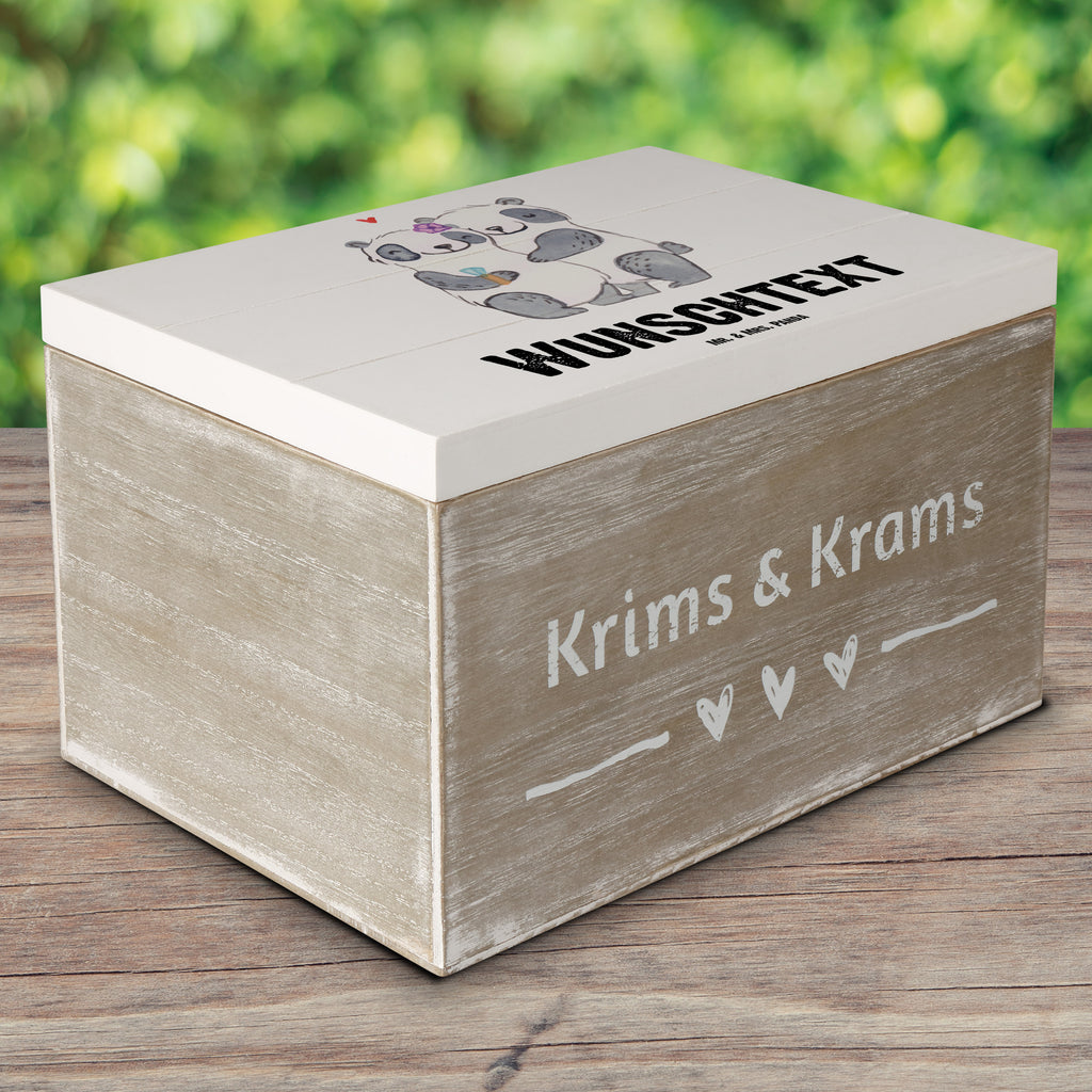 Personalisierte Holzkiste Panda Beste Ehefrau der Welt Holzkiste mit Namen, Kiste mit Namen, Schatzkiste mit Namen, Truhe mit Namen, Schatulle mit Namen, Erinnerungsbox mit Namen, Erinnerungskiste, mit Namen, Dekokiste mit Namen, Aufbewahrungsbox mit Namen, Holzkiste Personalisiert, Kiste Personalisiert, Schatzkiste Personalisiert, Truhe Personalisiert, Schatulle Personalisiert, Erinnerungsbox Personalisiert, Erinnerungskiste Personalisiert, Dekokiste Personalisiert, Aufbewahrungsbox Personalisiert, für, Dankeschön, Geschenk, Schenken, Geburtstag, Geburtstagsgeschenk, Geschenkidee, Danke, Bedanken, Mitbringsel, Freude machen, Geschenktipp, Ehefrau, Beste, Frau, Partnerin, Freundin, Traumfrau, Hochzeit, Liebling, Ehepartner, Ehe, Gattin, Lebensgefährtin, Braut, Kleinigkeit