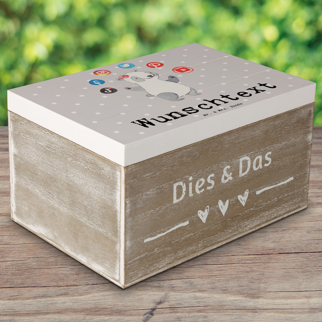 Personalisierte Holzkiste Influencerin mit Herz Holzkiste mit Namen, Kiste mit Namen, Schatzkiste mit Namen, Truhe mit Namen, Schatulle mit Namen, Erinnerungsbox mit Namen, Erinnerungskiste, mit Namen, Dekokiste mit Namen, Aufbewahrungsbox mit Namen, Holzkiste Personalisiert, Kiste Personalisiert, Schatzkiste Personalisiert, Truhe Personalisiert, Schatulle Personalisiert, Erinnerungsbox Personalisiert, Erinnerungskiste Personalisiert, Dekokiste Personalisiert, Aufbewahrungsbox Personalisiert, Beruf, Ausbildung, Jubiläum, Abschied, Rente, Kollege, Kollegin, Geschenk, Schenken, Arbeitskollege, Mitarbeiter, Firma, Danke, Dankeschön