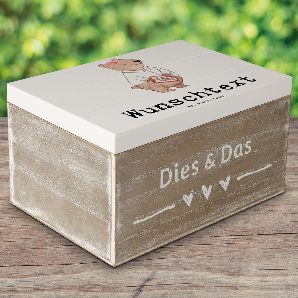 Personalisierte Holzkiste Bankfachfrau mit Herz Holzkiste mit Namen, Kiste mit Namen, Schatzkiste mit Namen, Truhe mit Namen, Schatulle mit Namen, Erinnerungsbox mit Namen, Erinnerungskiste, mit Namen, Dekokiste mit Namen, Aufbewahrungsbox mit Namen, Holzkiste Personalisiert, Kiste Personalisiert, Schatzkiste Personalisiert, Truhe Personalisiert, Schatulle Personalisiert, Erinnerungsbox Personalisiert, Erinnerungskiste Personalisiert, Dekokiste Personalisiert, Aufbewahrungsbox Personalisiert, Beruf, Ausbildung, Jubiläum, Abschied, Rente, Kollege, Kollegin, Geschenk, Schenken, Arbeitskollege, Mitarbeiter, Firma, Danke, Dankeschön, Bankfachfrau, Bankangestellte, Bänkerin, Bankberaterin