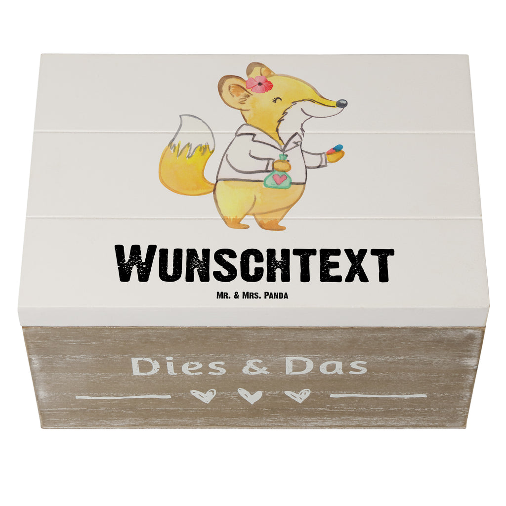 Personalisierte Holzkiste Apothekerin mit Herz Holzkiste mit Namen, Kiste mit Namen, Schatzkiste mit Namen, Truhe mit Namen, Schatulle mit Namen, Erinnerungsbox mit Namen, Erinnerungskiste, mit Namen, Dekokiste mit Namen, Aufbewahrungsbox mit Namen, Holzkiste Personalisiert, Kiste Personalisiert, Schatzkiste Personalisiert, Truhe Personalisiert, Schatulle Personalisiert, Erinnerungsbox Personalisiert, Erinnerungskiste Personalisiert, Dekokiste Personalisiert, Aufbewahrungsbox Personalisiert, Beruf, Ausbildung, Jubiläum, Abschied, Rente, Kollege, Kollegin, Geschenk, Schenken, Arbeitskollege, Mitarbeiter, Firma, Danke, Dankeschön, Apothekerin, Pharmazie, Staatsexamen, Approbation, Eröffnung Apotheke