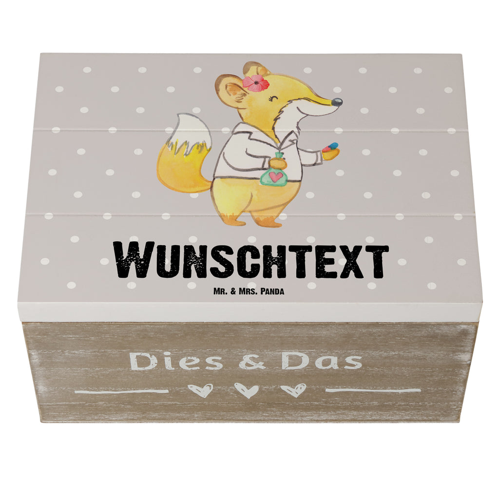 Personalisierte Holzkiste Apothekerin mit Herz Holzkiste mit Namen, Kiste mit Namen, Schatzkiste mit Namen, Truhe mit Namen, Schatulle mit Namen, Erinnerungsbox mit Namen, Erinnerungskiste, mit Namen, Dekokiste mit Namen, Aufbewahrungsbox mit Namen, Holzkiste Personalisiert, Kiste Personalisiert, Schatzkiste Personalisiert, Truhe Personalisiert, Schatulle Personalisiert, Erinnerungsbox Personalisiert, Erinnerungskiste Personalisiert, Dekokiste Personalisiert, Aufbewahrungsbox Personalisiert, Beruf, Ausbildung, Jubiläum, Abschied, Rente, Kollege, Kollegin, Geschenk, Schenken, Arbeitskollege, Mitarbeiter, Firma, Danke, Dankeschön, Apothekerin, Pharmazie, Staatsexamen, Approbation, Eröffnung Apotheke