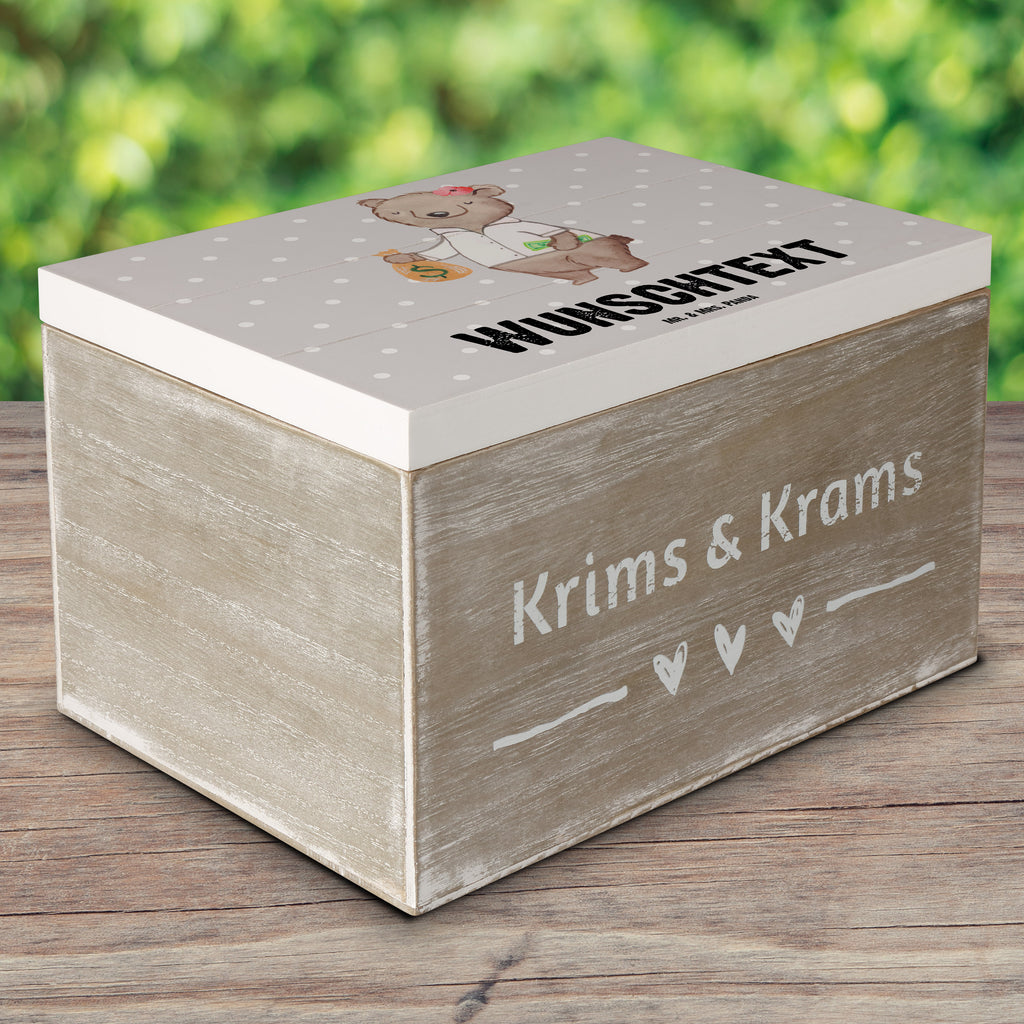 Personalisierte Holzkiste Bänkerin mit Herz Holzkiste mit Namen, Kiste mit Namen, Schatzkiste mit Namen, Truhe mit Namen, Schatulle mit Namen, Erinnerungsbox mit Namen, Erinnerungskiste, mit Namen, Dekokiste mit Namen, Aufbewahrungsbox mit Namen, Holzkiste Personalisiert, Kiste Personalisiert, Schatzkiste Personalisiert, Truhe Personalisiert, Schatulle Personalisiert, Erinnerungsbox Personalisiert, Erinnerungskiste Personalisiert, Dekokiste Personalisiert, Aufbewahrungsbox Personalisiert, Beruf, Ausbildung, Jubiläum, Abschied, Rente, Kollege, Kollegin, Geschenk, Schenken, Arbeitskollege, Mitarbeiter, Firma, Danke, Dankeschön, Bänkerin, Bankfachfrau, Bankangestellte, Bankberaterin