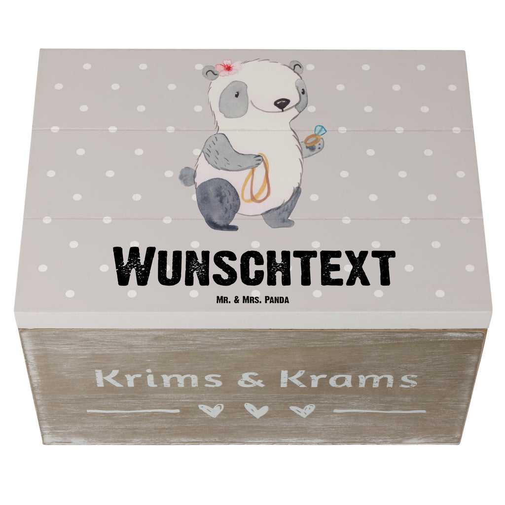 Personalisierte Holzkiste Juwelierin mit Herz Holzkiste mit Namen, Kiste mit Namen, Schatzkiste mit Namen, Truhe mit Namen, Schatulle mit Namen, Erinnerungsbox mit Namen, Erinnerungskiste, mit Namen, Dekokiste mit Namen, Aufbewahrungsbox mit Namen, Holzkiste Personalisiert, Kiste Personalisiert, Schatzkiste Personalisiert, Truhe Personalisiert, Schatulle Personalisiert, Erinnerungsbox Personalisiert, Erinnerungskiste Personalisiert, Dekokiste Personalisiert, Aufbewahrungsbox Personalisiert, Beruf, Ausbildung, Jubiläum, Abschied, Rente, Kollege, Kollegin, Geschenk, Schenken, Arbeitskollege, Mitarbeiter, Firma, Danke, Dankeschön, Juwelierin, Goldschmiedin, Schmuckwarenhändlerin, Schmuckgeschäft, Eröffnung