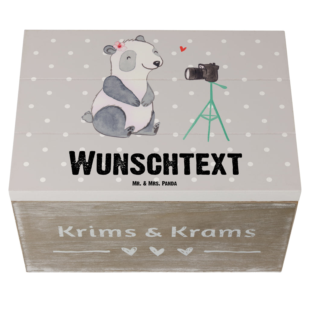 Personalisierte Holzkiste Vloggerin mit Herz Holzkiste mit Namen, Kiste mit Namen, Schatzkiste mit Namen, Truhe mit Namen, Schatulle mit Namen, Erinnerungsbox mit Namen, Erinnerungskiste, mit Namen, Dekokiste mit Namen, Aufbewahrungsbox mit Namen, Holzkiste Personalisiert, Kiste Personalisiert, Schatzkiste Personalisiert, Truhe Personalisiert, Schatulle Personalisiert, Erinnerungsbox Personalisiert, Erinnerungskiste Personalisiert, Dekokiste Personalisiert, Aufbewahrungsbox Personalisiert, Beruf, Ausbildung, Jubiläum, Abschied, Rente, Kollege, Kollegin, Geschenk, Schenken, Arbeitskollege, Mitarbeiter, Firma, Danke, Dankeschön