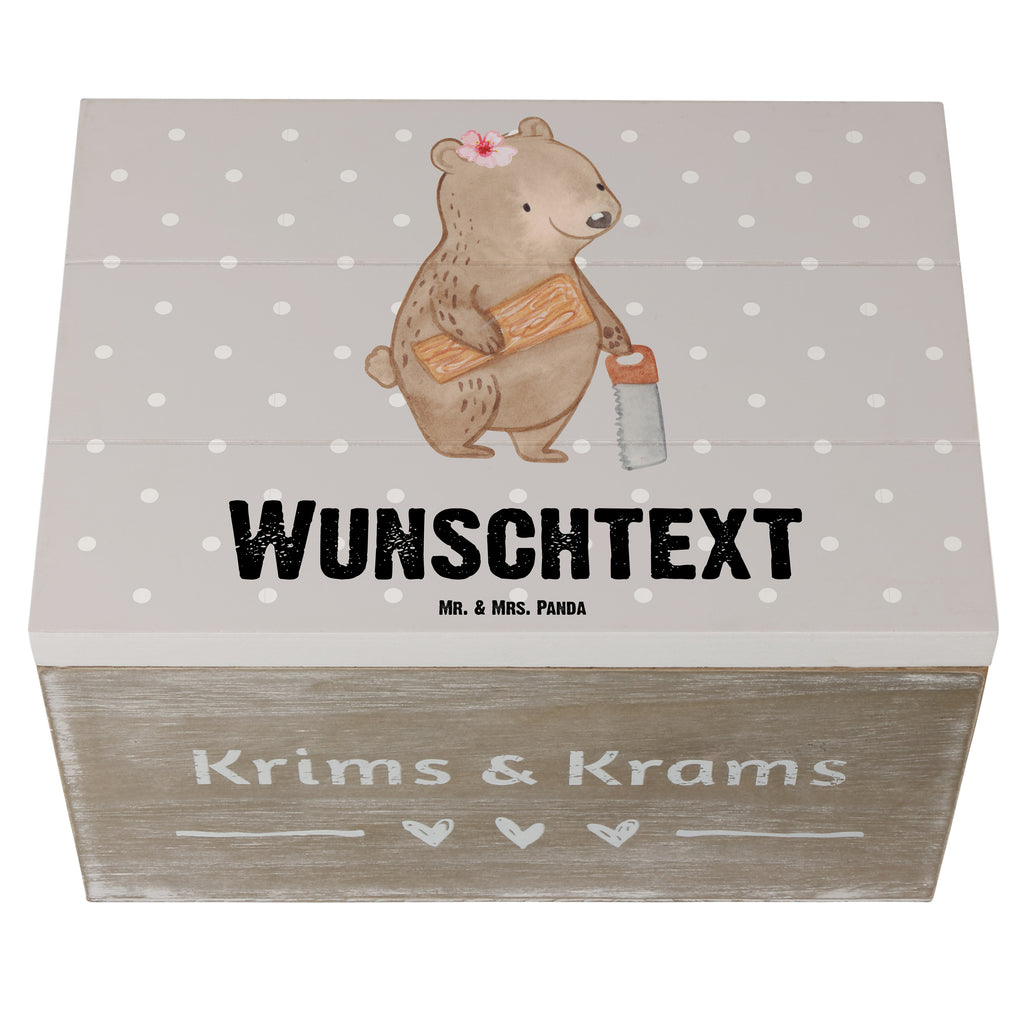 Personalisierte Holzkiste Tischlerin mit Herz Holzkiste mit Namen, Kiste mit Namen, Schatzkiste mit Namen, Truhe mit Namen, Schatulle mit Namen, Erinnerungsbox mit Namen, Erinnerungskiste, mit Namen, Dekokiste mit Namen, Aufbewahrungsbox mit Namen, Holzkiste Personalisiert, Kiste Personalisiert, Schatzkiste Personalisiert, Truhe Personalisiert, Schatulle Personalisiert, Erinnerungsbox Personalisiert, Erinnerungskiste Personalisiert, Dekokiste Personalisiert, Aufbewahrungsbox Personalisiert, Beruf, Ausbildung, Jubiläum, Abschied, Rente, Kollege, Kollegin, Geschenk, Schenken, Arbeitskollege, Mitarbeiter, Firma, Danke, Dankeschön