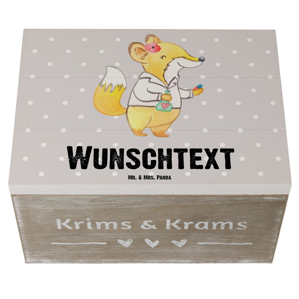 Personalisierte Holzkiste Apothekerin mit Herz Holzkiste mit Namen, Kiste mit Namen, Schatzkiste mit Namen, Truhe mit Namen, Schatulle mit Namen, Erinnerungsbox mit Namen, Erinnerungskiste, mit Namen, Dekokiste mit Namen, Aufbewahrungsbox mit Namen, Holzkiste Personalisiert, Kiste Personalisiert, Schatzkiste Personalisiert, Truhe Personalisiert, Schatulle Personalisiert, Erinnerungsbox Personalisiert, Erinnerungskiste Personalisiert, Dekokiste Personalisiert, Aufbewahrungsbox Personalisiert, Beruf, Ausbildung, Jubiläum, Abschied, Rente, Kollege, Kollegin, Geschenk, Schenken, Arbeitskollege, Mitarbeiter, Firma, Danke, Dankeschön, Apothekerin, Pharmazie, Staatsexamen, Approbation, Eröffnung Apotheke