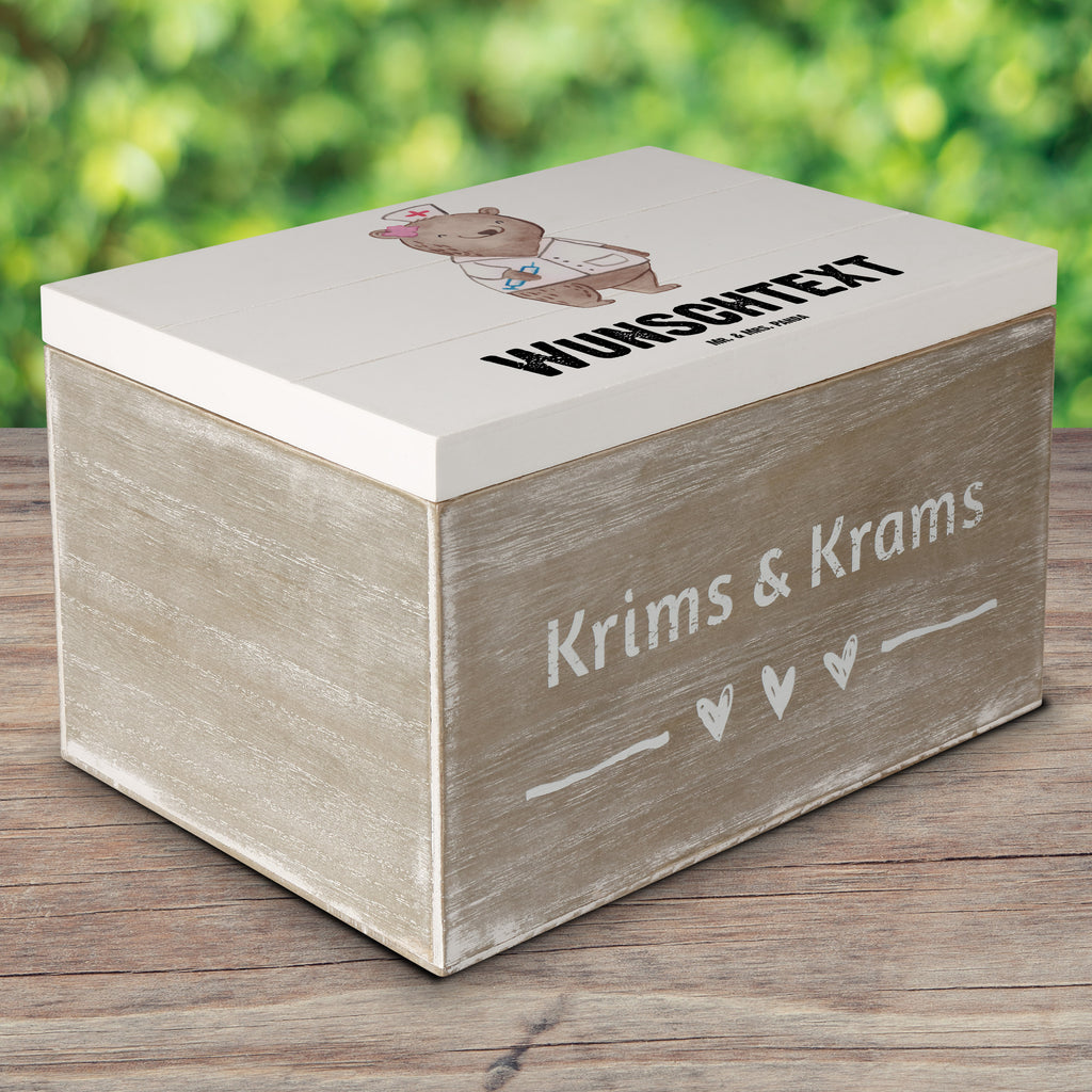 Personalisierte Holzkiste Ärztin mit Herz Holzkiste mit Namen, Kiste mit Namen, Schatzkiste mit Namen, Truhe mit Namen, Schatulle mit Namen, Erinnerungsbox mit Namen, Erinnerungskiste, mit Namen, Dekokiste mit Namen, Aufbewahrungsbox mit Namen, Holzkiste Personalisiert, Kiste Personalisiert, Schatzkiste Personalisiert, Truhe Personalisiert, Schatulle Personalisiert, Erinnerungsbox Personalisiert, Erinnerungskiste Personalisiert, Dekokiste Personalisiert, Aufbewahrungsbox Personalisiert, Beruf, Ausbildung, Jubiläum, Abschied, Rente, Kollege, Kollegin, Geschenk, Schenken, Arbeitskollege, Mitarbeiter, Firma, Danke, Dankeschön, Ärztin, Hausärztin, Medizinerin, Doktorin, Medizinstudium, Doktortitel, Arztpraxis