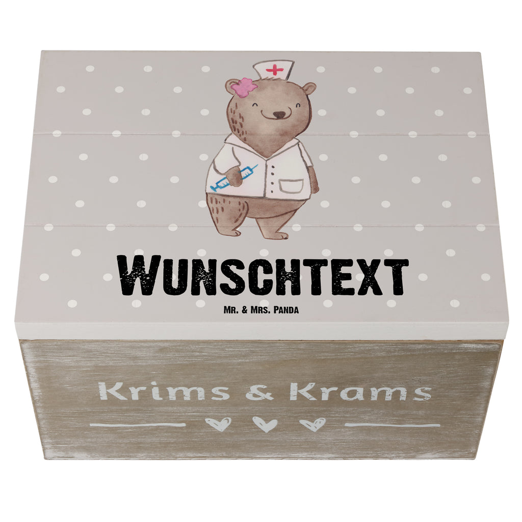 Personalisierte Holzkiste Ärztin mit Herz Holzkiste mit Namen, Kiste mit Namen, Schatzkiste mit Namen, Truhe mit Namen, Schatulle mit Namen, Erinnerungsbox mit Namen, Erinnerungskiste, mit Namen, Dekokiste mit Namen, Aufbewahrungsbox mit Namen, Holzkiste Personalisiert, Kiste Personalisiert, Schatzkiste Personalisiert, Truhe Personalisiert, Schatulle Personalisiert, Erinnerungsbox Personalisiert, Erinnerungskiste Personalisiert, Dekokiste Personalisiert, Aufbewahrungsbox Personalisiert, Beruf, Ausbildung, Jubiläum, Abschied, Rente, Kollege, Kollegin, Geschenk, Schenken, Arbeitskollege, Mitarbeiter, Firma, Danke, Dankeschön, Ärztin, Hausärztin, Medizinerin, Doktorin, Medizinstudium, Doktortitel, Arztpraxis