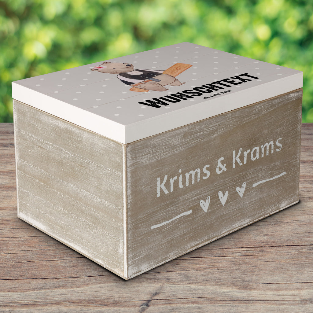 Personalisierte Holzkiste Zimmerfrau mit Herz Holzkiste mit Namen, Kiste mit Namen, Schatzkiste mit Namen, Truhe mit Namen, Schatulle mit Namen, Erinnerungsbox mit Namen, Erinnerungskiste, mit Namen, Dekokiste mit Namen, Aufbewahrungsbox mit Namen, Holzkiste Personalisiert, Kiste Personalisiert, Schatzkiste Personalisiert, Truhe Personalisiert, Schatulle Personalisiert, Erinnerungsbox Personalisiert, Erinnerungskiste Personalisiert, Dekokiste Personalisiert, Aufbewahrungsbox Personalisiert, Beruf, Ausbildung, Jubiläum, Abschied, Rente, Kollege, Kollegin, Geschenk, Schenken, Arbeitskollege, Mitarbeiter, Firma, Danke, Dankeschön