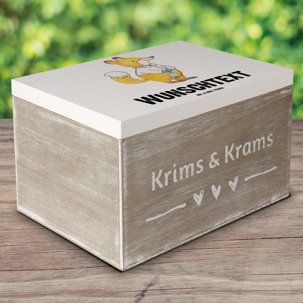 Personalisierte Holzkiste Gynäkologin mit Herz Holzkiste mit Namen, Kiste mit Namen, Schatzkiste mit Namen, Truhe mit Namen, Schatulle mit Namen, Erinnerungsbox mit Namen, Erinnerungskiste, mit Namen, Dekokiste mit Namen, Aufbewahrungsbox mit Namen, Holzkiste Personalisiert, Kiste Personalisiert, Schatzkiste Personalisiert, Truhe Personalisiert, Schatulle Personalisiert, Erinnerungsbox Personalisiert, Erinnerungskiste Personalisiert, Dekokiste Personalisiert, Aufbewahrungsbox Personalisiert, Beruf, Ausbildung, Jubiläum, Abschied, Rente, Kollege, Kollegin, Geschenk, Schenken, Arbeitskollege, Mitarbeiter, Firma, Danke, Dankeschön, Gynäkologin, Frauenärztin, Geschenk Frauenarzt nach Geburt, Geburtshilfe, Frauenarztpraxis