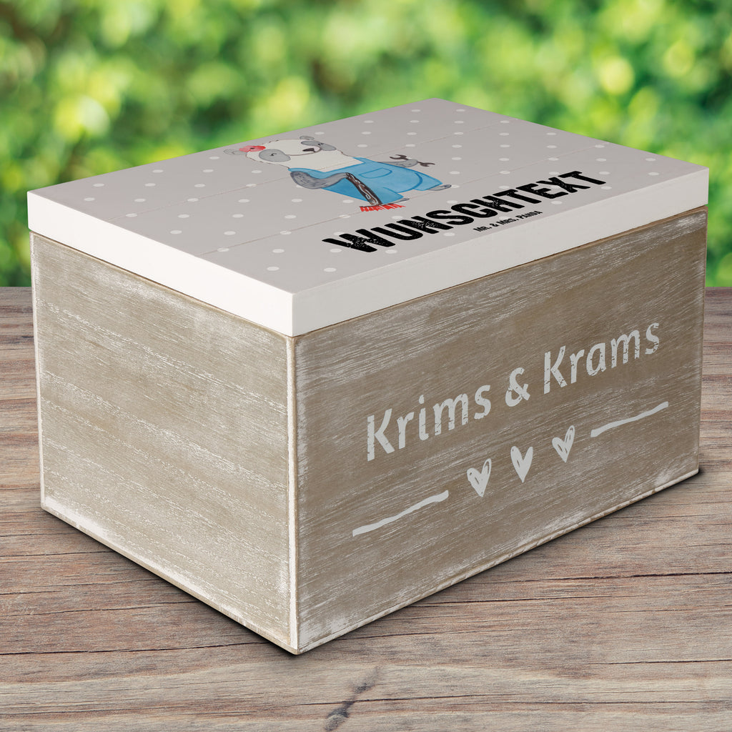 Personalisierte Holzkiste Hausmeisterin mit Herz Holzkiste mit Namen, Kiste mit Namen, Schatzkiste mit Namen, Truhe mit Namen, Schatulle mit Namen, Erinnerungsbox mit Namen, Erinnerungskiste, mit Namen, Dekokiste mit Namen, Aufbewahrungsbox mit Namen, Holzkiste Personalisiert, Kiste Personalisiert, Schatzkiste Personalisiert, Truhe Personalisiert, Schatulle Personalisiert, Erinnerungsbox Personalisiert, Erinnerungskiste Personalisiert, Dekokiste Personalisiert, Aufbewahrungsbox Personalisiert, Beruf, Ausbildung, Jubiläum, Abschied, Rente, Kollege, Kollegin, Geschenk, Schenken, Arbeitskollege, Mitarbeiter, Firma, Danke, Dankeschön, Hausmeisterin, Concierge, Hausverwalterin, Facility Manager
