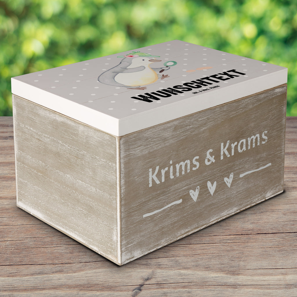 Personalisierte Holzkiste Detektivin mit Herz Holzkiste mit Namen, Kiste mit Namen, Schatzkiste mit Namen, Truhe mit Namen, Schatulle mit Namen, Erinnerungsbox mit Namen, Erinnerungskiste, mit Namen, Dekokiste mit Namen, Aufbewahrungsbox mit Namen, Holzkiste Personalisiert, Kiste Personalisiert, Schatzkiste Personalisiert, Truhe Personalisiert, Schatulle Personalisiert, Erinnerungsbox Personalisiert, Erinnerungskiste Personalisiert, Dekokiste Personalisiert, Aufbewahrungsbox Personalisiert, Beruf, Ausbildung, Jubiläum, Abschied, Rente, Kollege, Kollegin, Geschenk, Schenken, Arbeitskollege, Mitarbeiter, Firma, Danke, Dankeschön, Detektivin, Ermittlerin, Agentin, Privatdetektei, Berufsdetektivin, Wirtschaftsdetektei, Detektivausbildung, Spurensuche