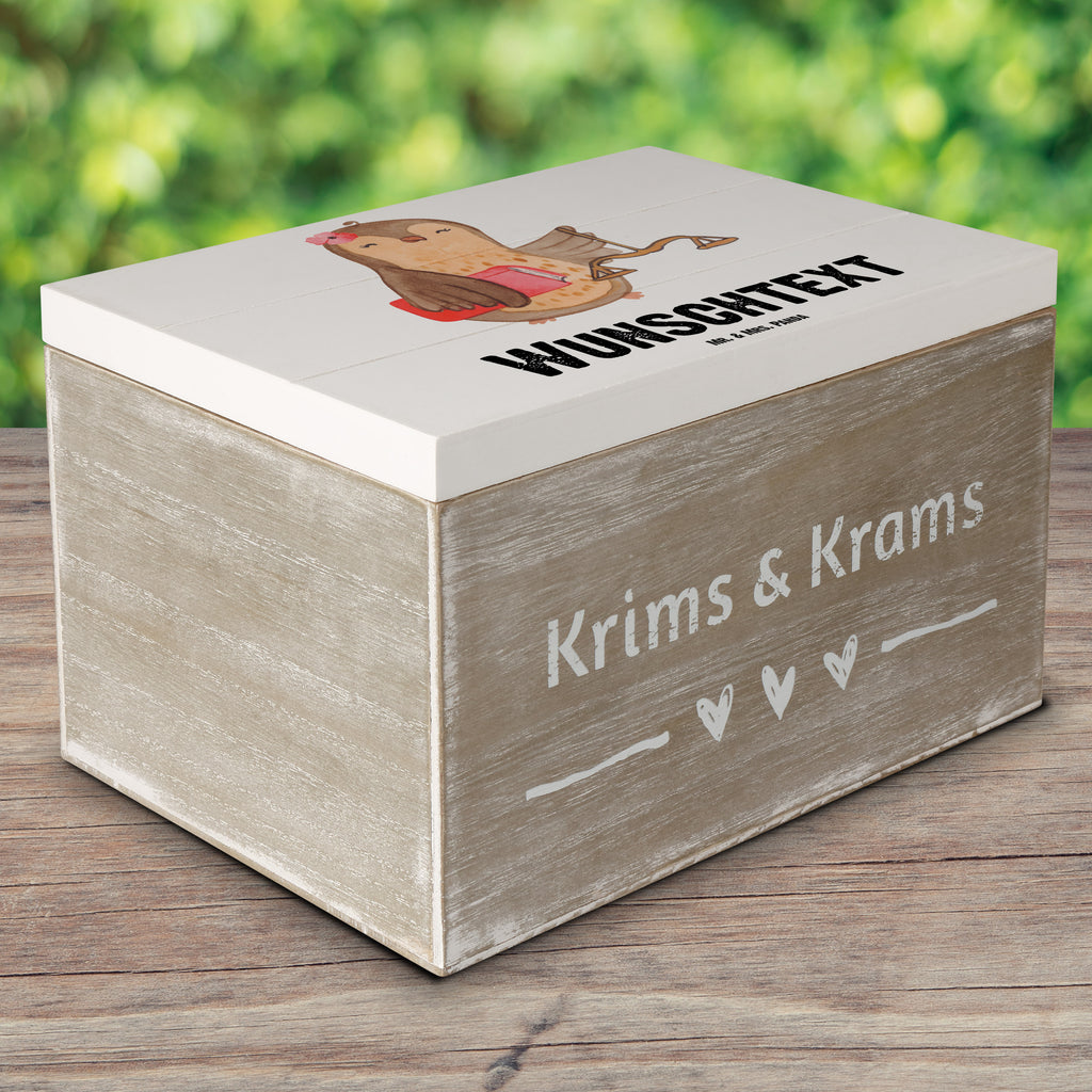 Personalisierte Holzkiste Juristin mit Herz Holzkiste mit Namen, Kiste mit Namen, Schatzkiste mit Namen, Truhe mit Namen, Schatulle mit Namen, Erinnerungsbox mit Namen, Erinnerungskiste, mit Namen, Dekokiste mit Namen, Aufbewahrungsbox mit Namen, Holzkiste Personalisiert, Kiste Personalisiert, Schatzkiste Personalisiert, Truhe Personalisiert, Schatulle Personalisiert, Erinnerungsbox Personalisiert, Erinnerungskiste Personalisiert, Dekokiste Personalisiert, Aufbewahrungsbox Personalisiert, Beruf, Ausbildung, Jubiläum, Abschied, Rente, Kollege, Kollegin, Geschenk, Schenken, Arbeitskollege, Mitarbeiter, Firma, Danke, Dankeschön, Juristin, Anwältin, Jura Studium, Master of laws, Staatsexamen, Jurastudent, Anwaltskanzlei