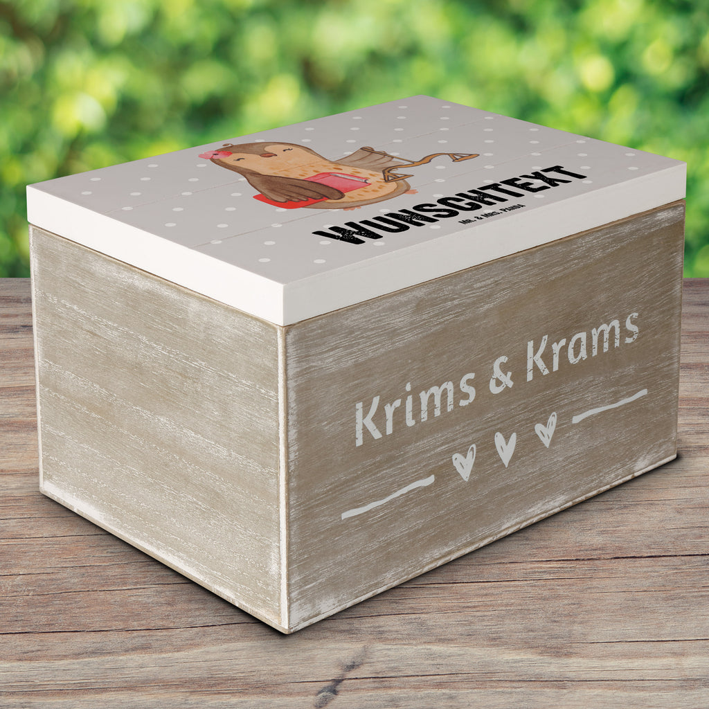 Personalisierte Holzkiste Juristin mit Herz Holzkiste mit Namen, Kiste mit Namen, Schatzkiste mit Namen, Truhe mit Namen, Schatulle mit Namen, Erinnerungsbox mit Namen, Erinnerungskiste, mit Namen, Dekokiste mit Namen, Aufbewahrungsbox mit Namen, Holzkiste Personalisiert, Kiste Personalisiert, Schatzkiste Personalisiert, Truhe Personalisiert, Schatulle Personalisiert, Erinnerungsbox Personalisiert, Erinnerungskiste Personalisiert, Dekokiste Personalisiert, Aufbewahrungsbox Personalisiert, Beruf, Ausbildung, Jubiläum, Abschied, Rente, Kollege, Kollegin, Geschenk, Schenken, Arbeitskollege, Mitarbeiter, Firma, Danke, Dankeschön, Juristin, Anwältin, Jura Studium, Master of laws, Staatsexamen, Jurastudent, Anwaltskanzlei