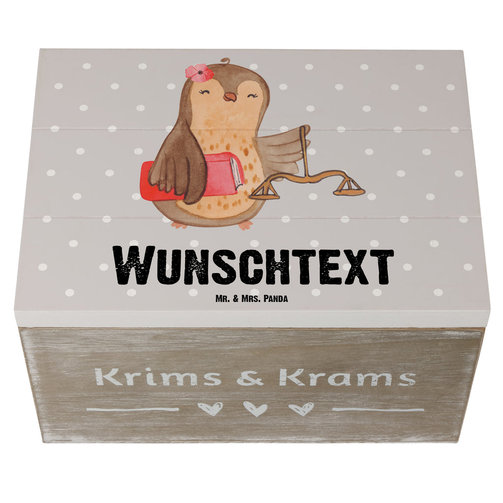 Personalisierte Holzkiste Juristin mit Herz Holzkiste mit Namen, Kiste mit Namen, Schatzkiste mit Namen, Truhe mit Namen, Schatulle mit Namen, Erinnerungsbox mit Namen, Erinnerungskiste, mit Namen, Dekokiste mit Namen, Aufbewahrungsbox mit Namen, Holzkiste Personalisiert, Kiste Personalisiert, Schatzkiste Personalisiert, Truhe Personalisiert, Schatulle Personalisiert, Erinnerungsbox Personalisiert, Erinnerungskiste Personalisiert, Dekokiste Personalisiert, Aufbewahrungsbox Personalisiert, Beruf, Ausbildung, Jubiläum, Abschied, Rente, Kollege, Kollegin, Geschenk, Schenken, Arbeitskollege, Mitarbeiter, Firma, Danke, Dankeschön, Juristin, Anwältin, Jura Studium, Master of laws, Staatsexamen, Jurastudent, Anwaltskanzlei