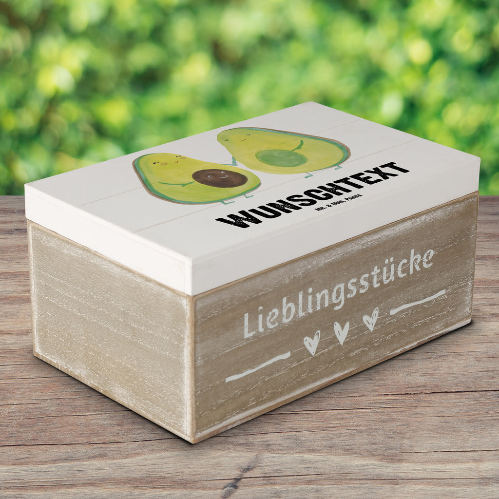 Personalisierte Holzkiste Avocado Pärchen Holzkiste mit Namen, Kiste mit Namen, Schatzkiste mit Namen, Truhe mit Namen, Schatulle mit Namen, Erinnerungsbox mit Namen, Erinnerungskiste, mit Namen, Dekokiste mit Namen, Aufbewahrungsbox mit Namen, Holzkiste Personalisiert, Kiste Personalisiert, Schatzkiste Personalisiert, Truhe Personalisiert, Schatulle Personalisiert, Erinnerungsbox Personalisiert, Erinnerungskiste Personalisiert, Dekokiste Personalisiert, Aufbewahrungsbox Personalisiert, Avocado, Veggie, Vegan, Gesund, Avocuddle, Liebe, Schwangerschaft, Familie, Babyshower, Babyparty, Hochzeit, Kinder, Avocados, Geburt