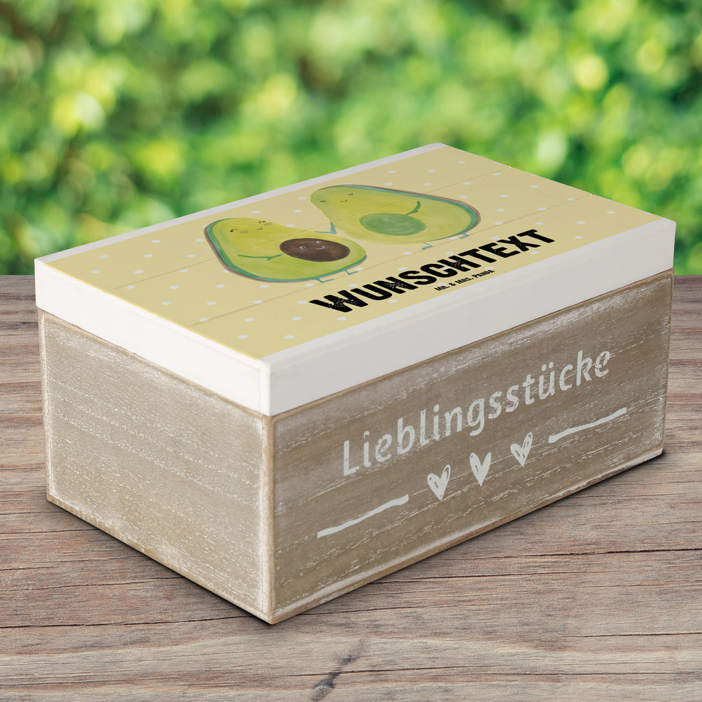 Personalisierte Holzkiste Avocado Pärchen Holzkiste mit Namen, Kiste mit Namen, Schatzkiste mit Namen, Truhe mit Namen, Schatulle mit Namen, Erinnerungsbox mit Namen, Erinnerungskiste, mit Namen, Dekokiste mit Namen, Aufbewahrungsbox mit Namen, Holzkiste Personalisiert, Kiste Personalisiert, Schatzkiste Personalisiert, Truhe Personalisiert, Schatulle Personalisiert, Erinnerungsbox Personalisiert, Erinnerungskiste Personalisiert, Dekokiste Personalisiert, Aufbewahrungsbox Personalisiert, Avocado, Veggie, Vegan, Gesund, Avocuddle, Liebe, Schwangerschaft, Familie, Babyshower, Babyparty, Hochzeit, Kinder, Avocados, Geburt
