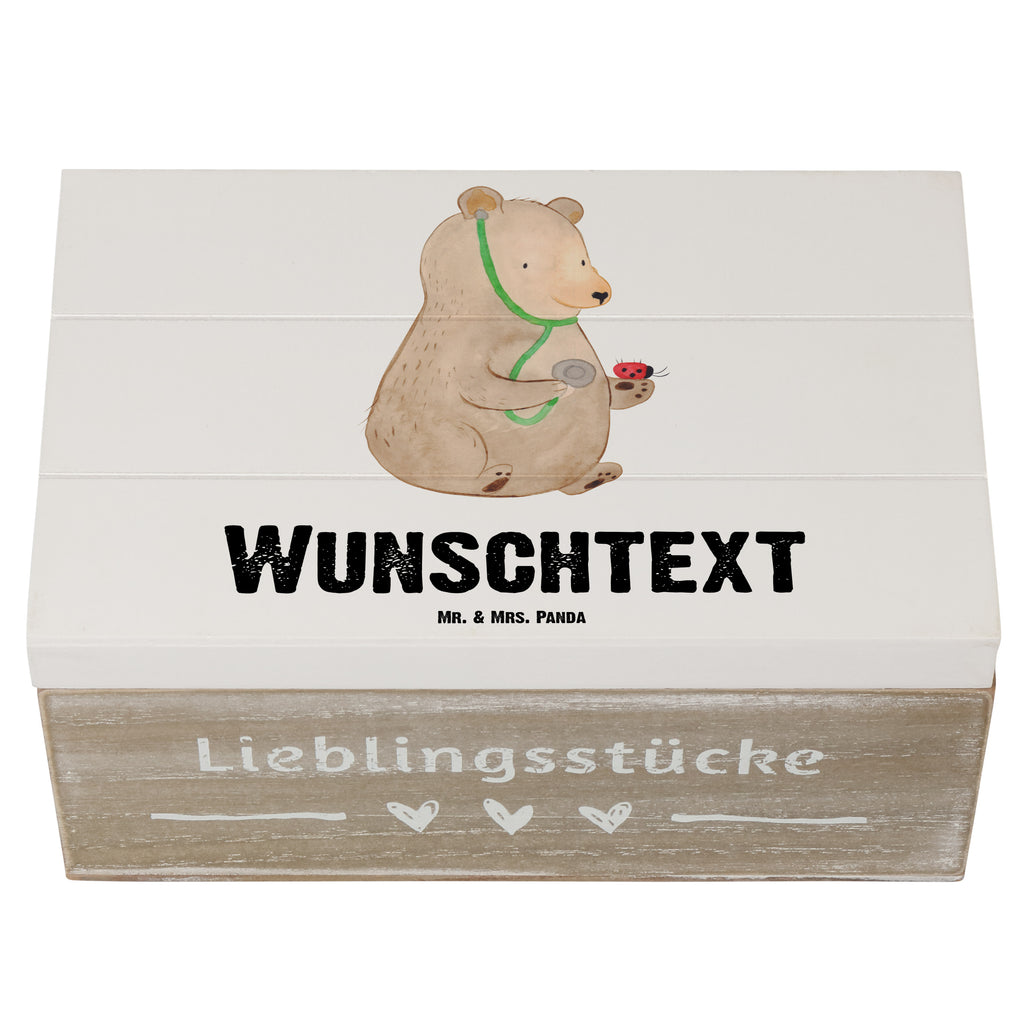 Personalisierte Holzkiste Bär Arzt Holzkiste mit Namen, Kiste mit Namen, Schatzkiste mit Namen, Truhe mit Namen, Schatulle mit Namen, Erinnerungsbox mit Namen, Erinnerungskiste, mit Namen, Dekokiste mit Namen, Aufbewahrungsbox mit Namen, Holzkiste Personalisiert, Kiste Personalisiert, Schatzkiste Personalisiert, Truhe Personalisiert, Schatulle Personalisiert, Erinnerungsbox Personalisiert, Erinnerungskiste Personalisiert, Dekokiste Personalisiert, Aufbewahrungsbox Personalisiert, Bär, Teddy, Teddybär, Arzt, Ärztin, Doktor, Professor, Doktorin, Professorin