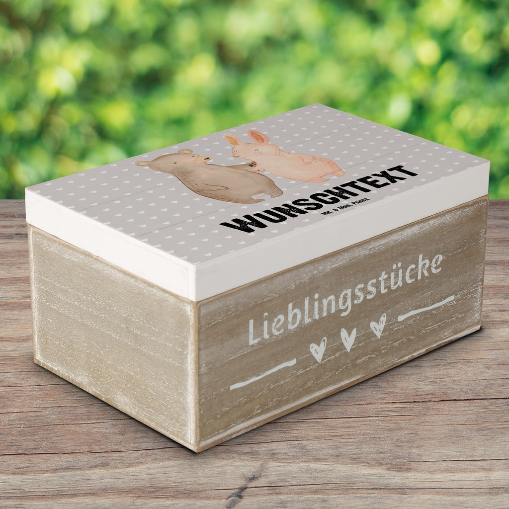 Personalisierte Holzkiste Bär Hase Umarmen Holzkiste mit Namen, Kiste mit Namen, Schatzkiste mit Namen, Truhe mit Namen, Schatulle mit Namen, Erinnerungsbox mit Namen, Erinnerungskiste, mit Namen, Dekokiste mit Namen, Aufbewahrungsbox mit Namen, Holzkiste Personalisiert, Kiste Personalisiert, Schatzkiste Personalisiert, Truhe Personalisiert, Schatulle Personalisiert, Erinnerungsbox Personalisiert, Erinnerungskiste Personalisiert, Dekokiste Personalisiert, Aufbewahrungsbox Personalisiert, Liebe, Partner, Freund, Freundin, Ehemann, Ehefrau, Heiraten, Verlobung, Heiratsantrag, Liebesgeschenk, Jahrestag, Hocheitstag, Freunde, bester Freund, Hase, Bär, Bärchen, best friends