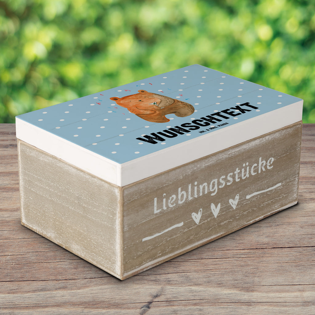 Personalisierte Holzkiste Bär Party Holzkiste mit Namen, Kiste mit Namen, Schatzkiste mit Namen, Truhe mit Namen, Schatulle mit Namen, Erinnerungsbox mit Namen, Erinnerungskiste, mit Namen, Dekokiste mit Namen, Aufbewahrungsbox mit Namen, Holzkiste Personalisiert, Kiste Personalisiert, Schatzkiste Personalisiert, Truhe Personalisiert, Schatulle Personalisiert, Erinnerungsbox Personalisiert, Erinnerungskiste Personalisiert, Dekokiste Personalisiert, Aufbewahrungsbox Personalisiert, Bär, Teddy, Teddybär, Geburtstag, Geburtstagsgeschenk, Geschenk, Party, Feiern, Abfeiern, Mitbringsel, Gute Laune, Lustig