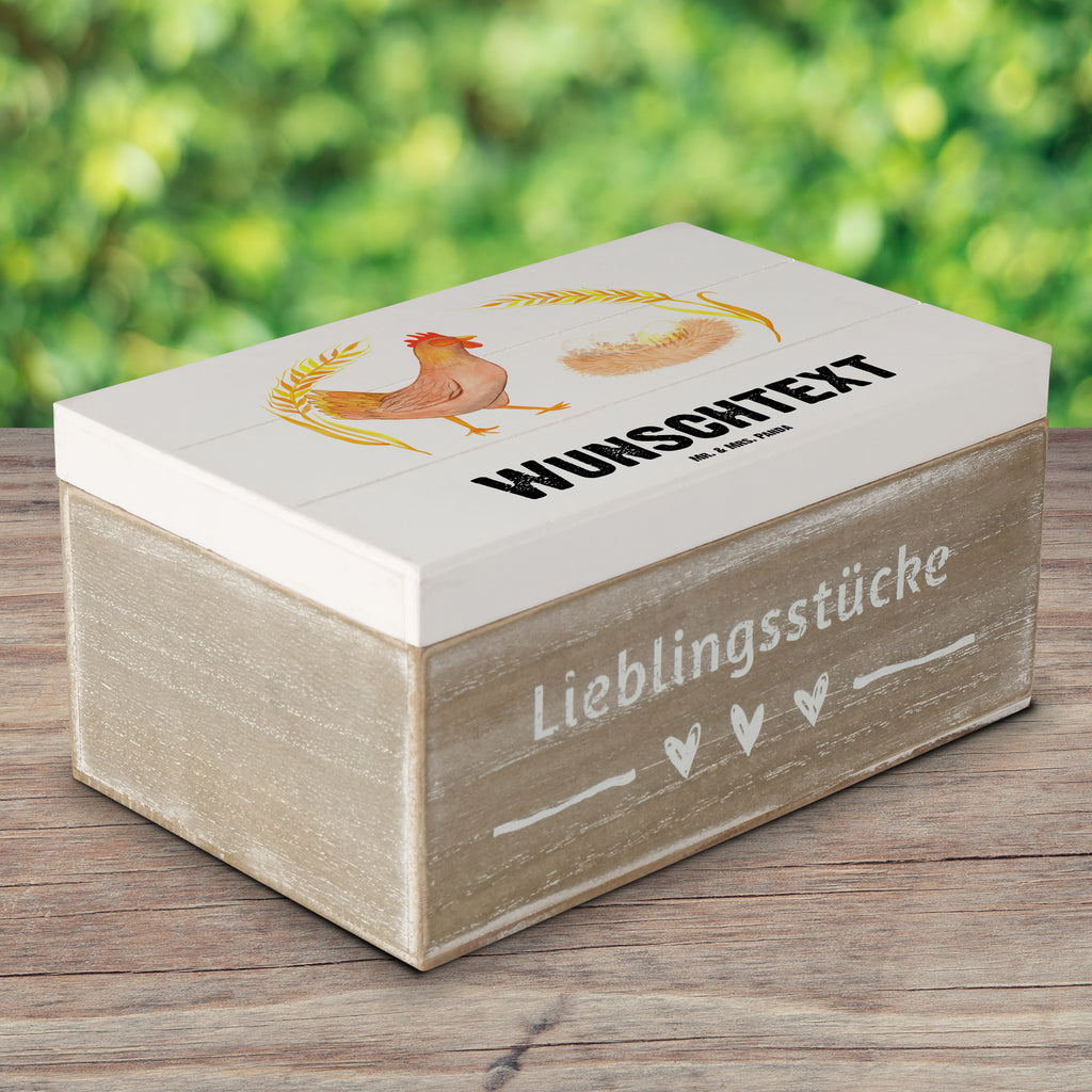 Personalisierte Holzkiste Huhn stolz Holzkiste mit Namen, Kiste mit Namen, Schatzkiste mit Namen, Truhe mit Namen, Schatulle mit Namen, Erinnerungsbox mit Namen, Erinnerungskiste, mit Namen, Dekokiste mit Namen, Aufbewahrungsbox mit Namen, Holzkiste Personalisiert, Kiste Personalisiert, Schatzkiste Personalisiert, Truhe Personalisiert, Schatulle Personalisiert, Erinnerungsbox Personalisiert, Erinnerungskiste Personalisiert, Dekokiste Personalisiert, Aufbewahrungsbox Personalisiert, Bauernhof, Hoftiere, Landwirt, Landwirtin, Hahn, Henne, Hühner, Eier, Hof, Landleben, Motivation, Geburt, Magie, Spruch, Schwangerschaft