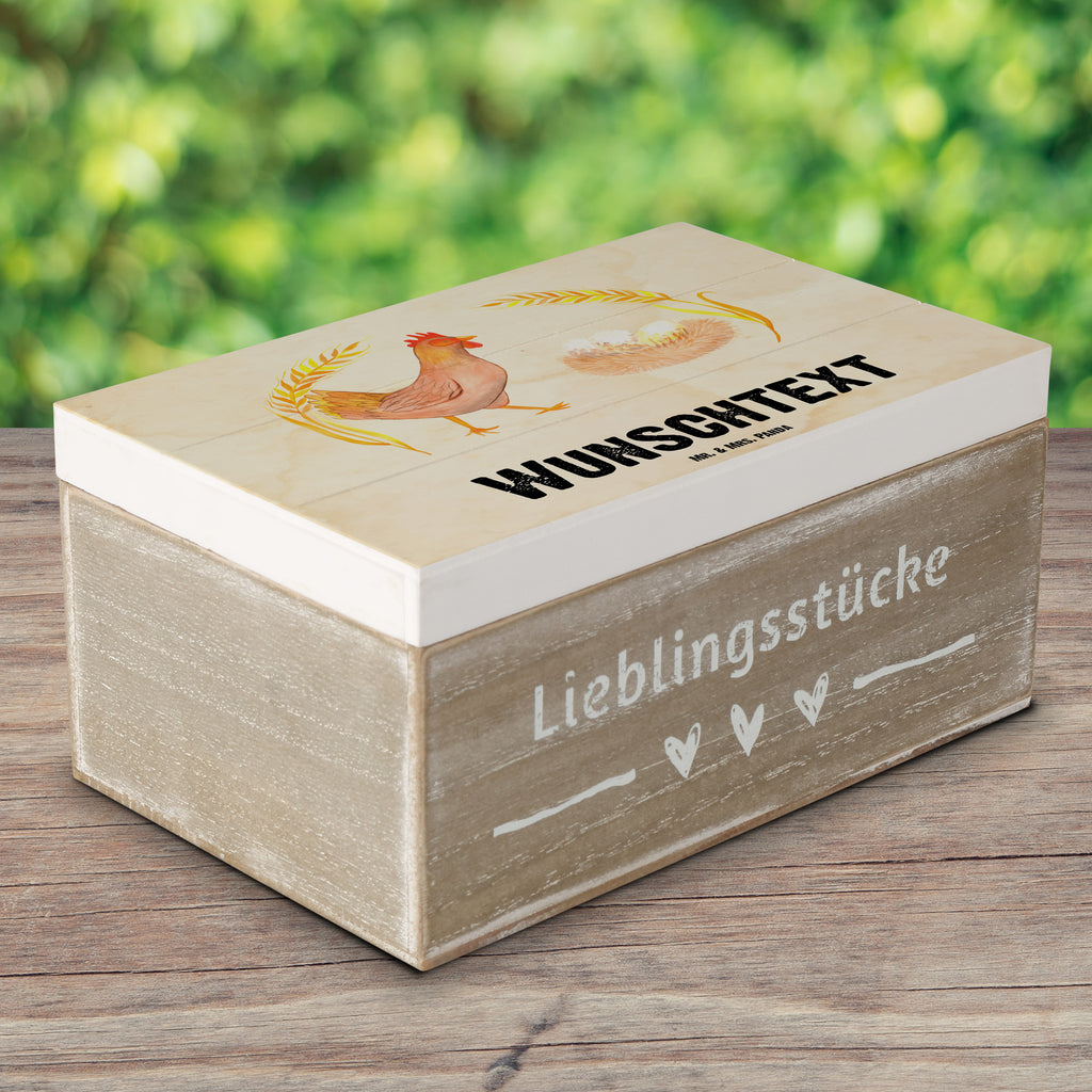 Personalisierte Holzkiste Huhn stolz Holzkiste mit Namen, Kiste mit Namen, Schatzkiste mit Namen, Truhe mit Namen, Schatulle mit Namen, Erinnerungsbox mit Namen, Erinnerungskiste, mit Namen, Dekokiste mit Namen, Aufbewahrungsbox mit Namen, Holzkiste Personalisiert, Kiste Personalisiert, Schatzkiste Personalisiert, Truhe Personalisiert, Schatulle Personalisiert, Erinnerungsbox Personalisiert, Erinnerungskiste Personalisiert, Dekokiste Personalisiert, Aufbewahrungsbox Personalisiert, Bauernhof, Hoftiere, Landwirt, Landwirtin, Hahn, Henne, Hühner, Eier, Hof, Landleben, Motivation, Geburt, Magie, Spruch, Schwangerschaft