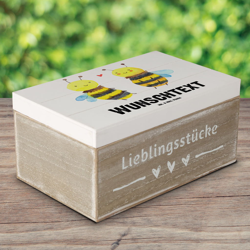 Personalisierte Holzkiste Biene Verliebt Holzkiste mit Namen, Kiste mit Namen, Schatzkiste mit Namen, Truhe mit Namen, Schatulle mit Namen, Erinnerungsbox mit Namen, Erinnerungskiste, mit Namen, Dekokiste mit Namen, Aufbewahrungsbox mit Namen, Holzkiste Personalisiert, Kiste Personalisiert, Schatzkiste Personalisiert, Truhe Personalisiert, Schatulle Personalisiert, Erinnerungsbox Personalisiert, Erinnerungskiste Personalisiert, Dekokiste Personalisiert, Aufbewahrungsbox Personalisiert, Biene, Wespe, Hummel
