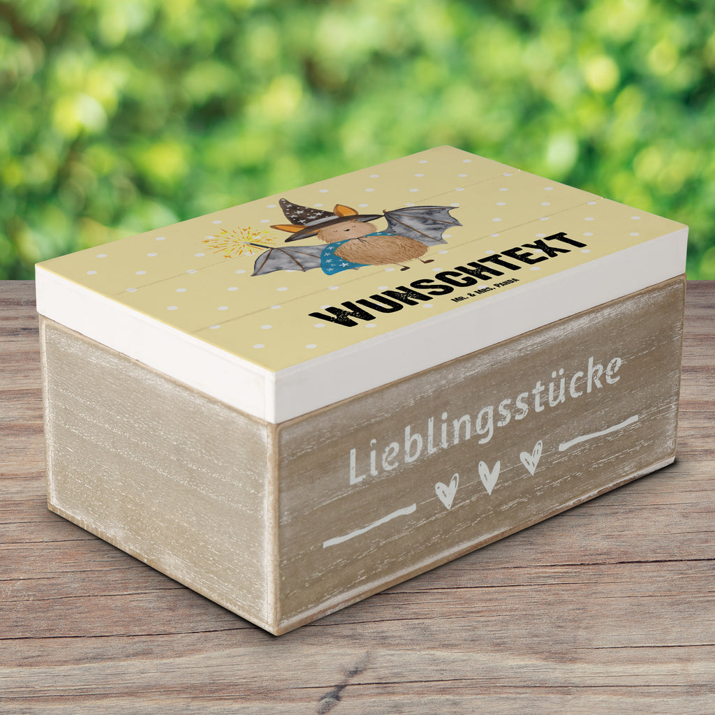 Personalisierte Holzkiste Fledermaus Zauberer Holzkiste mit Namen, Kiste mit Namen, Schatzkiste mit Namen, Truhe mit Namen, Schatulle mit Namen, Erinnerungsbox mit Namen, Erinnerungskiste, mit Namen, Dekokiste mit Namen, Aufbewahrungsbox mit Namen, Holzkiste Personalisiert, Kiste Personalisiert, Schatzkiste Personalisiert, Truhe Personalisiert, Schatulle Personalisiert, Erinnerungsbox Personalisiert, Erinnerungskiste Personalisiert, Dekokiste Personalisiert, Aufbewahrungsbox Personalisiert, süße Tiermotive, gute Laune, lustige Sprüche, Tiere, Fledermaus, Fledermäuse, Zauberer, Magier, Frauen, reinsteigern