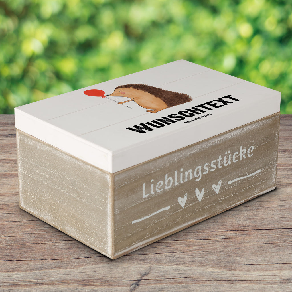 Personalisierte Holzkiste Igel mit Luftballon Holzkiste mit Namen, Kiste mit Namen, Schatzkiste mit Namen, Truhe mit Namen, Schatulle mit Namen, Erinnerungsbox mit Namen, Erinnerungskiste, mit Namen, Dekokiste mit Namen, Aufbewahrungsbox mit Namen, Holzkiste Personalisiert, Kiste Personalisiert, Schatzkiste Personalisiert, Truhe Personalisiert, Schatulle Personalisiert, Erinnerungsbox Personalisiert, Erinnerungskiste Personalisiert, Dekokiste Personalisiert, Aufbewahrungsbox Personalisiert, süße Tiermotive, gute Laune, lustige Sprüche, Tiere, Igel, Geburtstag, Herzlichen Glückwunsch, Glückwunsch, Geburtstagskind, Ballon, Happy Birthday
