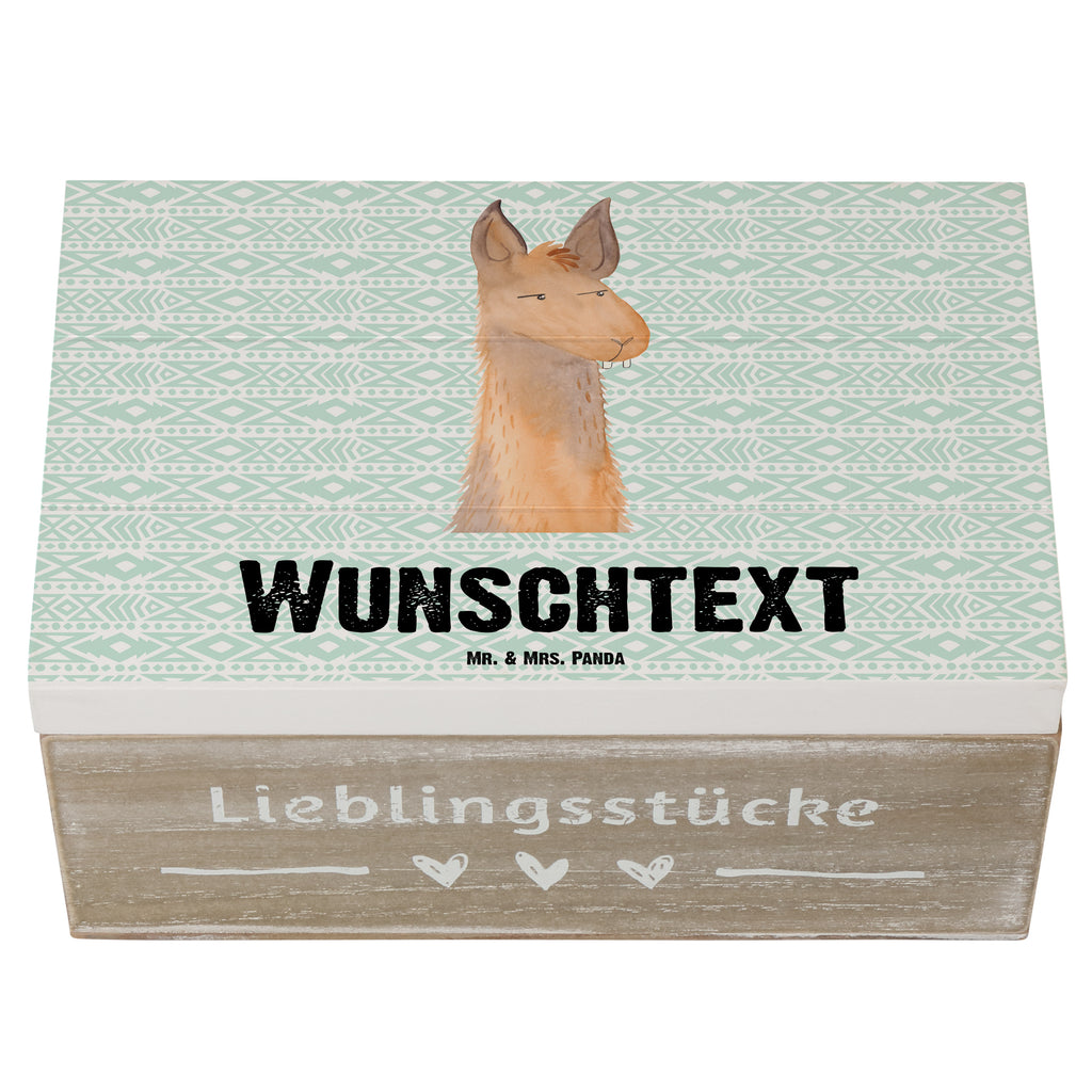 Personalisierte Holzkiste Lamakopf genervt Holzkiste mit Namen, Kiste mit Namen, Schatzkiste mit Namen, Truhe mit Namen, Schatulle mit Namen, Erinnerungsbox mit Namen, Erinnerungskiste, mit Namen, Dekokiste mit Namen, Aufbewahrungsbox mit Namen, Holzkiste Personalisiert, Kiste Personalisiert, Schatzkiste Personalisiert, Truhe Personalisiert, Schatulle Personalisiert, Erinnerungsbox Personalisiert, Erinnerungskiste Personalisiert, Dekokiste Personalisiert, Aufbewahrungsbox Personalisiert, Lama, Alpaka, Lamas, Recht haben, genervt sein, Freundin, beste Freundin, Partnerin, Büro, Büroalltag, Chef, Chefin, Azubi