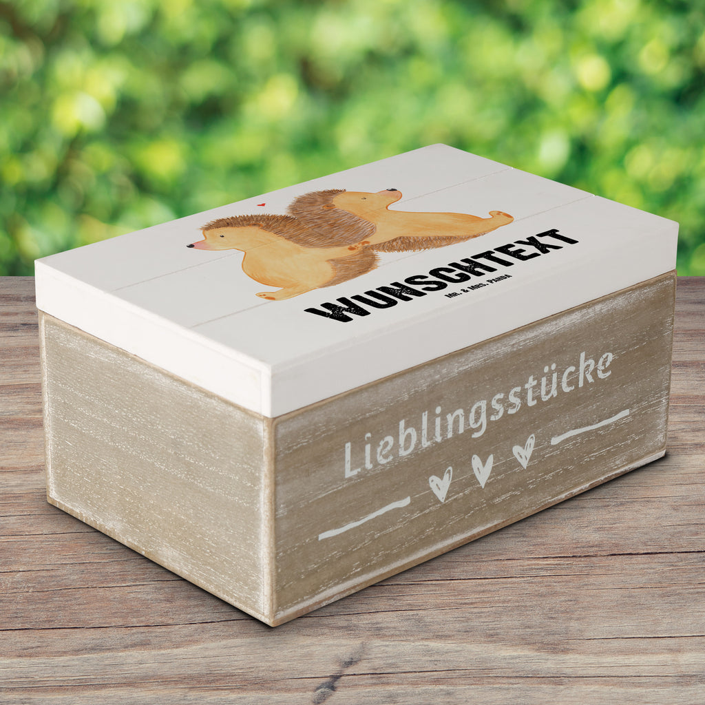 Personalisierte Holzkiste Igel händchenhaltend Holzkiste mit Namen, Kiste mit Namen, Schatzkiste mit Namen, Truhe mit Namen, Schatulle mit Namen, Erinnerungsbox mit Namen, Erinnerungskiste, mit Namen, Dekokiste mit Namen, Aufbewahrungsbox mit Namen, Holzkiste Personalisiert, Kiste Personalisiert, Schatzkiste Personalisiert, Truhe Personalisiert, Schatulle Personalisiert, Erinnerungsbox Personalisiert, Erinnerungskiste Personalisiert, Dekokiste Personalisiert, Aufbewahrungsbox Personalisiert, Liebe, Partner, Freund, Freundin, Ehemann, Ehefrau, Heiraten, Verlobung, Heiratsantrag, Liebesgeschenk, Jahrestag, Hocheitstag, Igel, Igelliebe, Hand in Hand, Liebesbeweis, große Liebe, Liebesbotschaft, Hochzeit, Lieblingsmensch, Gemeinsamkeit, Love, Geschenk für zwei