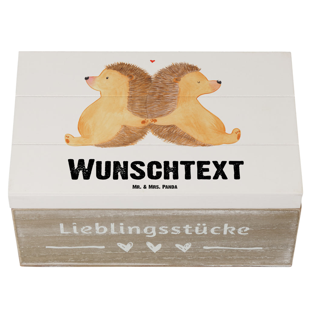 Personalisierte Holzkiste Igel händchenhaltend Holzkiste mit Namen, Kiste mit Namen, Schatzkiste mit Namen, Truhe mit Namen, Schatulle mit Namen, Erinnerungsbox mit Namen, Erinnerungskiste, mit Namen, Dekokiste mit Namen, Aufbewahrungsbox mit Namen, Holzkiste Personalisiert, Kiste Personalisiert, Schatzkiste Personalisiert, Truhe Personalisiert, Schatulle Personalisiert, Erinnerungsbox Personalisiert, Erinnerungskiste Personalisiert, Dekokiste Personalisiert, Aufbewahrungsbox Personalisiert, Liebe, Partner, Freund, Freundin, Ehemann, Ehefrau, Heiraten, Verlobung, Heiratsantrag, Liebesgeschenk, Jahrestag, Hocheitstag, Igel, Igelliebe, Hand in Hand, Liebesbeweis, große Liebe, Liebesbotschaft, Hochzeit, Lieblingsmensch, Gemeinsamkeit, Love, Geschenk für zwei