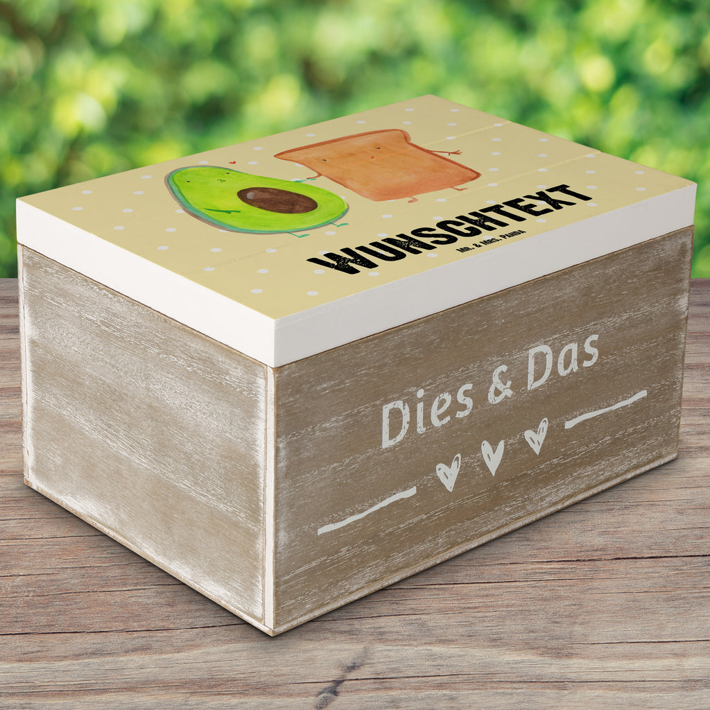 Personalisierte Holzkiste Avocado + Toast Holzkiste mit Namen, Kiste mit Namen, Schatzkiste mit Namen, Truhe mit Namen, Schatulle mit Namen, Erinnerungsbox mit Namen, Erinnerungskiste, mit Namen, Dekokiste mit Namen, Aufbewahrungsbox mit Namen, Holzkiste Personalisiert, Kiste Personalisiert, Schatzkiste Personalisiert, Truhe Personalisiert, Schatulle Personalisiert, Erinnerungsbox Personalisiert, Erinnerungskiste Personalisiert, Dekokiste Personalisiert, Aufbewahrungsbox Personalisiert, Avocado, Veggie, Vegan, Gesund, Toast, Toastbrot, Liebespaar, Pärchen, Freund, Freundin, Verlobt, Verlobungsparty, Hochzeit, Hochzeitsgeschenk, Jahrestag, Jahrestagsgeschenk