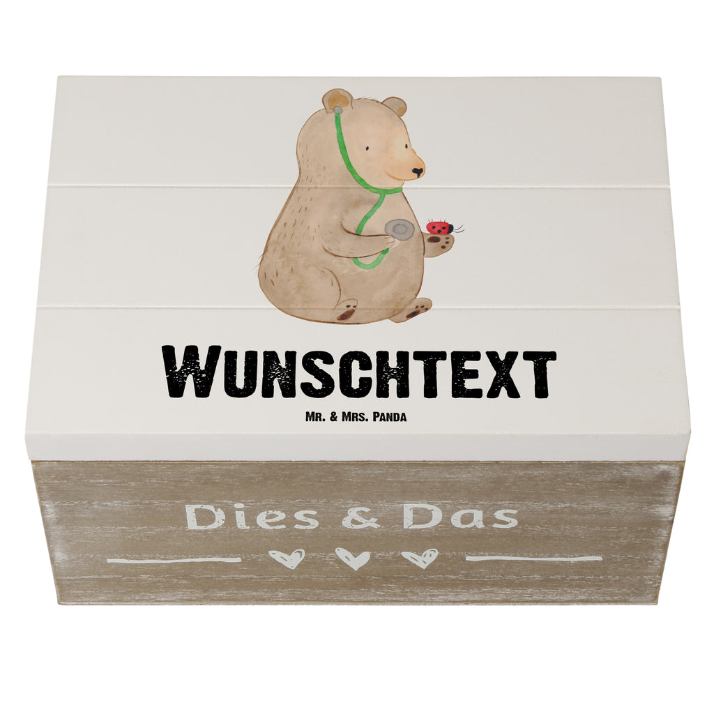 Personalisierte Holzkiste Bär Arzt Holzkiste mit Namen, Kiste mit Namen, Schatzkiste mit Namen, Truhe mit Namen, Schatulle mit Namen, Erinnerungsbox mit Namen, Erinnerungskiste, mit Namen, Dekokiste mit Namen, Aufbewahrungsbox mit Namen, Holzkiste Personalisiert, Kiste Personalisiert, Schatzkiste Personalisiert, Truhe Personalisiert, Schatulle Personalisiert, Erinnerungsbox Personalisiert, Erinnerungskiste Personalisiert, Dekokiste Personalisiert, Aufbewahrungsbox Personalisiert, Bär, Teddy, Teddybär, Arzt, Ärztin, Doktor, Professor, Doktorin, Professorin