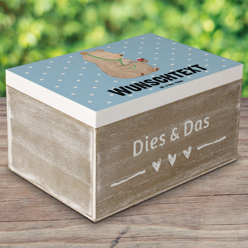 Personalisierte Holzkiste Bär Arzt Holzkiste mit Namen, Kiste mit Namen, Schatzkiste mit Namen, Truhe mit Namen, Schatulle mit Namen, Erinnerungsbox mit Namen, Erinnerungskiste, mit Namen, Dekokiste mit Namen, Aufbewahrungsbox mit Namen, Holzkiste Personalisiert, Kiste Personalisiert, Schatzkiste Personalisiert, Truhe Personalisiert, Schatulle Personalisiert, Erinnerungsbox Personalisiert, Erinnerungskiste Personalisiert, Dekokiste Personalisiert, Aufbewahrungsbox Personalisiert, Bär, Teddy, Teddybär, Arzt, Ärztin, Doktor, Professor, Doktorin, Professorin