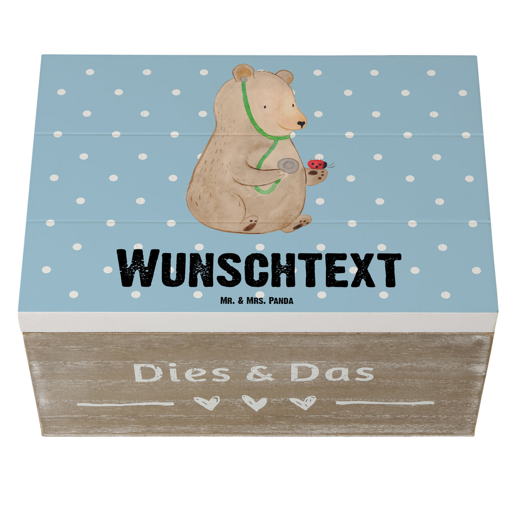 Personalisierte Holzkiste Bär Arzt Holzkiste mit Namen, Kiste mit Namen, Schatzkiste mit Namen, Truhe mit Namen, Schatulle mit Namen, Erinnerungsbox mit Namen, Erinnerungskiste, mit Namen, Dekokiste mit Namen, Aufbewahrungsbox mit Namen, Holzkiste Personalisiert, Kiste Personalisiert, Schatzkiste Personalisiert, Truhe Personalisiert, Schatulle Personalisiert, Erinnerungsbox Personalisiert, Erinnerungskiste Personalisiert, Dekokiste Personalisiert, Aufbewahrungsbox Personalisiert, Bär, Teddy, Teddybär, Arzt, Ärztin, Doktor, Professor, Doktorin, Professorin