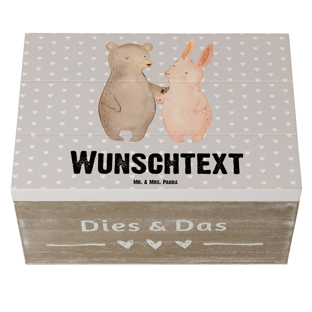 Personalisierte Holzkiste Bär Hase Umarmen Holzkiste mit Namen, Kiste mit Namen, Schatzkiste mit Namen, Truhe mit Namen, Schatulle mit Namen, Erinnerungsbox mit Namen, Erinnerungskiste, mit Namen, Dekokiste mit Namen, Aufbewahrungsbox mit Namen, Holzkiste Personalisiert, Kiste Personalisiert, Schatzkiste Personalisiert, Truhe Personalisiert, Schatulle Personalisiert, Erinnerungsbox Personalisiert, Erinnerungskiste Personalisiert, Dekokiste Personalisiert, Aufbewahrungsbox Personalisiert, Liebe, Partner, Freund, Freundin, Ehemann, Ehefrau, Heiraten, Verlobung, Heiratsantrag, Liebesgeschenk, Jahrestag, Hocheitstag, Freunde, bester Freund, Hase, Bär, Bärchen, best friends