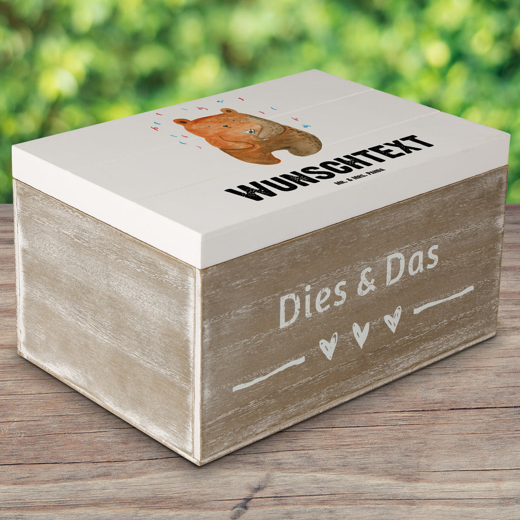 Personalisierte Holzkiste Bär Party Holzkiste mit Namen, Kiste mit Namen, Schatzkiste mit Namen, Truhe mit Namen, Schatulle mit Namen, Erinnerungsbox mit Namen, Erinnerungskiste, mit Namen, Dekokiste mit Namen, Aufbewahrungsbox mit Namen, Holzkiste Personalisiert, Kiste Personalisiert, Schatzkiste Personalisiert, Truhe Personalisiert, Schatulle Personalisiert, Erinnerungsbox Personalisiert, Erinnerungskiste Personalisiert, Dekokiste Personalisiert, Aufbewahrungsbox Personalisiert, Bär, Teddy, Teddybär, Geburtstag, Geburtstagsgeschenk, Geschenk, Party, Feiern, Abfeiern, Mitbringsel, Gute Laune, Lustig