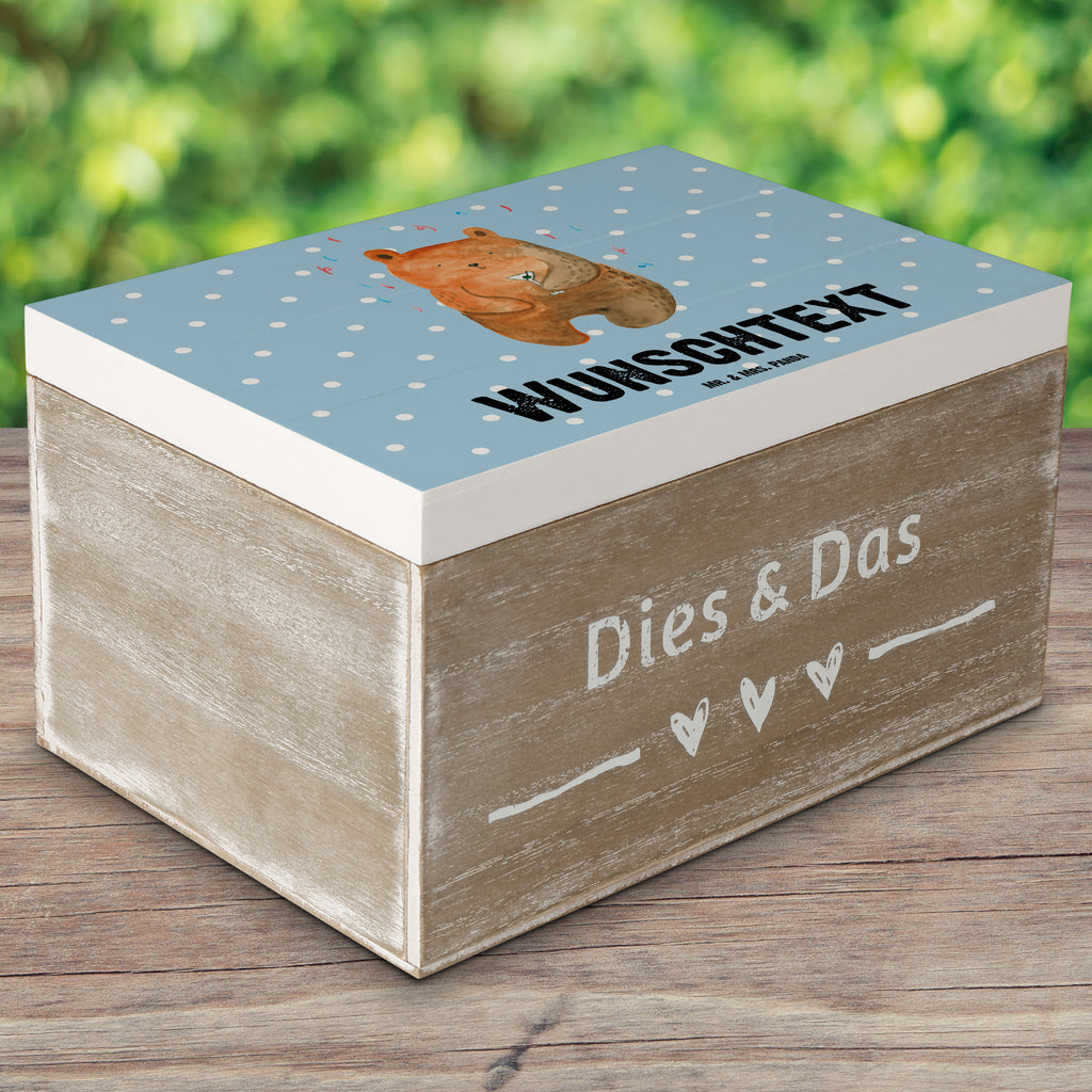 Personalisierte Holzkiste Bär Party Holzkiste mit Namen, Kiste mit Namen, Schatzkiste mit Namen, Truhe mit Namen, Schatulle mit Namen, Erinnerungsbox mit Namen, Erinnerungskiste, mit Namen, Dekokiste mit Namen, Aufbewahrungsbox mit Namen, Holzkiste Personalisiert, Kiste Personalisiert, Schatzkiste Personalisiert, Truhe Personalisiert, Schatulle Personalisiert, Erinnerungsbox Personalisiert, Erinnerungskiste Personalisiert, Dekokiste Personalisiert, Aufbewahrungsbox Personalisiert, Bär, Teddy, Teddybär, Geburtstag, Geburtstagsgeschenk, Geschenk, Party, Feiern, Abfeiern, Mitbringsel, Gute Laune, Lustig