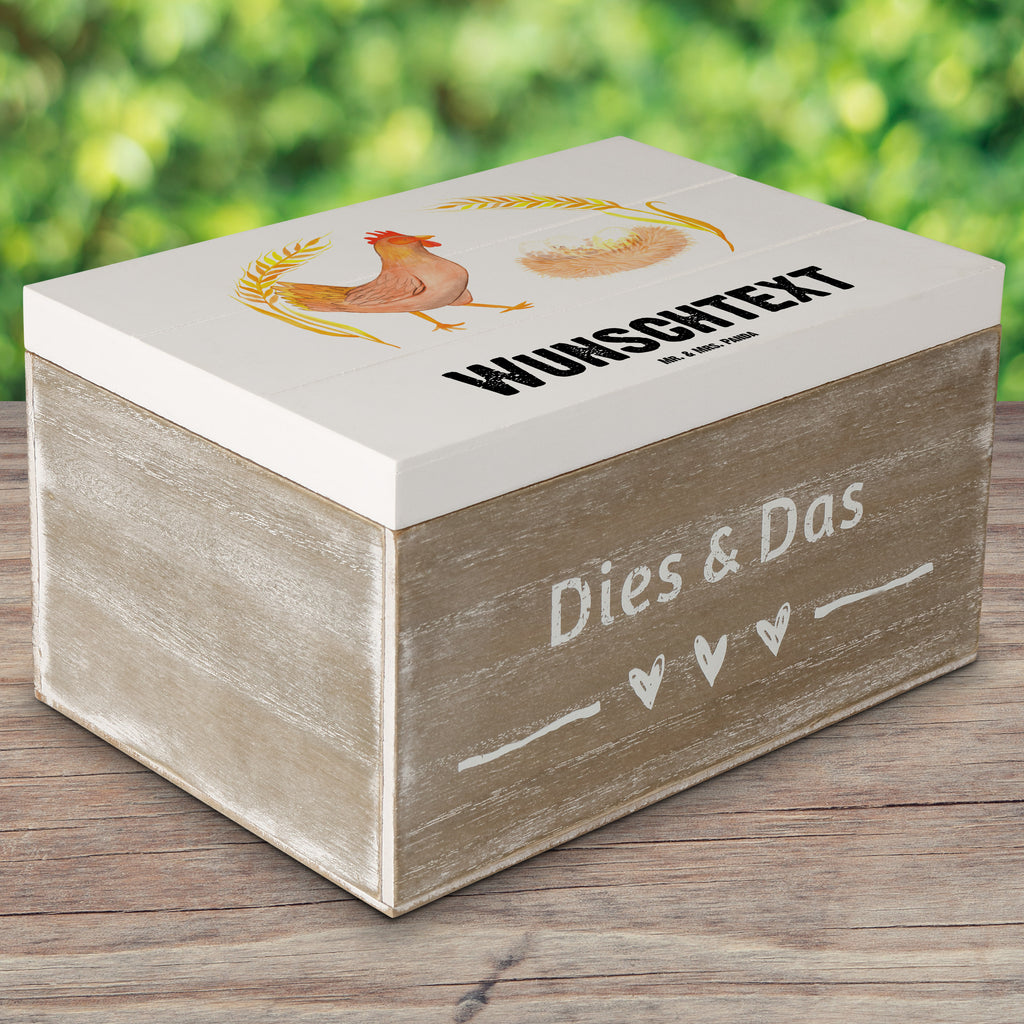 Personalisierte Holzkiste Huhn stolz Holzkiste mit Namen, Kiste mit Namen, Schatzkiste mit Namen, Truhe mit Namen, Schatulle mit Namen, Erinnerungsbox mit Namen, Erinnerungskiste, mit Namen, Dekokiste mit Namen, Aufbewahrungsbox mit Namen, Holzkiste Personalisiert, Kiste Personalisiert, Schatzkiste Personalisiert, Truhe Personalisiert, Schatulle Personalisiert, Erinnerungsbox Personalisiert, Erinnerungskiste Personalisiert, Dekokiste Personalisiert, Aufbewahrungsbox Personalisiert, Bauernhof, Hoftiere, Landwirt, Landwirtin, Hahn, Henne, Hühner, Eier, Hof, Landleben, Motivation, Geburt, Magie, Spruch, Schwangerschaft
