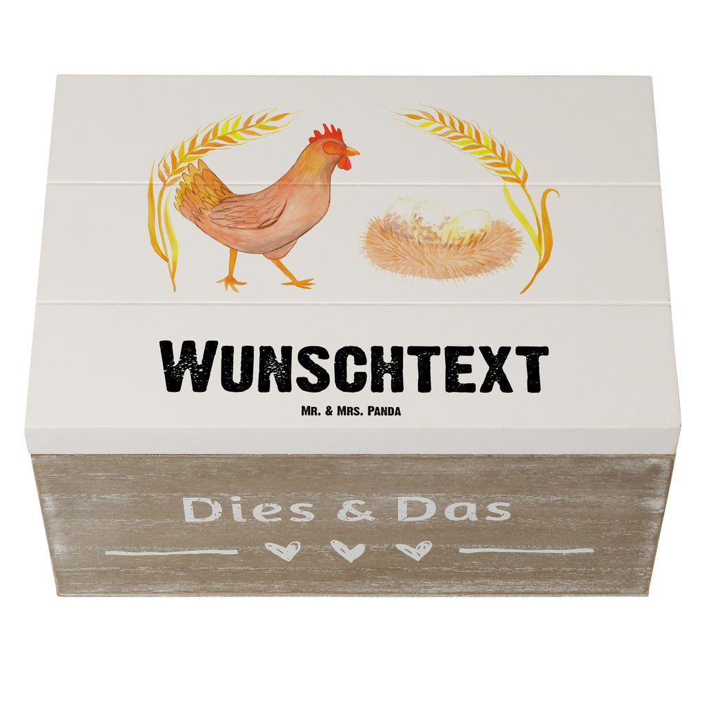 Personalisierte Holzkiste Huhn stolz Holzkiste mit Namen, Kiste mit Namen, Schatzkiste mit Namen, Truhe mit Namen, Schatulle mit Namen, Erinnerungsbox mit Namen, Erinnerungskiste, mit Namen, Dekokiste mit Namen, Aufbewahrungsbox mit Namen, Holzkiste Personalisiert, Kiste Personalisiert, Schatzkiste Personalisiert, Truhe Personalisiert, Schatulle Personalisiert, Erinnerungsbox Personalisiert, Erinnerungskiste Personalisiert, Dekokiste Personalisiert, Aufbewahrungsbox Personalisiert, Bauernhof, Hoftiere, Landwirt, Landwirtin, Hahn, Henne, Hühner, Eier, Hof, Landleben, Motivation, Geburt, Magie, Spruch, Schwangerschaft
