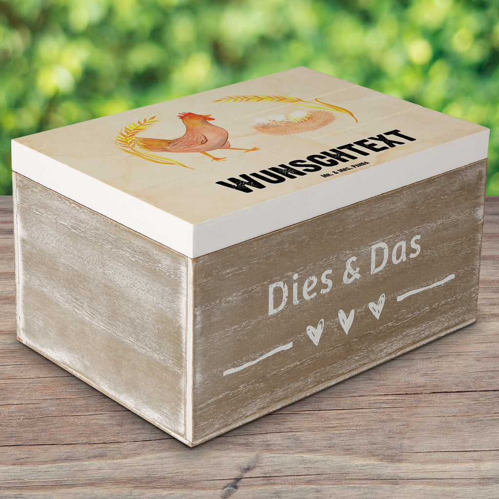 Personalisierte Holzkiste Huhn stolz Holzkiste mit Namen, Kiste mit Namen, Schatzkiste mit Namen, Truhe mit Namen, Schatulle mit Namen, Erinnerungsbox mit Namen, Erinnerungskiste, mit Namen, Dekokiste mit Namen, Aufbewahrungsbox mit Namen, Holzkiste Personalisiert, Kiste Personalisiert, Schatzkiste Personalisiert, Truhe Personalisiert, Schatulle Personalisiert, Erinnerungsbox Personalisiert, Erinnerungskiste Personalisiert, Dekokiste Personalisiert, Aufbewahrungsbox Personalisiert, Bauernhof, Hoftiere, Landwirt, Landwirtin, Hahn, Henne, Hühner, Eier, Hof, Landleben, Motivation, Geburt, Magie, Spruch, Schwangerschaft