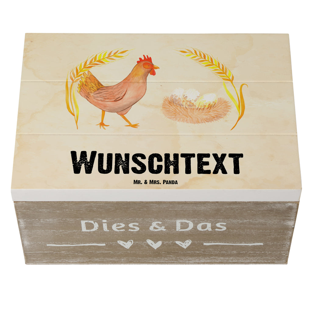 Personalisierte Holzkiste Huhn stolz Holzkiste mit Namen, Kiste mit Namen, Schatzkiste mit Namen, Truhe mit Namen, Schatulle mit Namen, Erinnerungsbox mit Namen, Erinnerungskiste, mit Namen, Dekokiste mit Namen, Aufbewahrungsbox mit Namen, Holzkiste Personalisiert, Kiste Personalisiert, Schatzkiste Personalisiert, Truhe Personalisiert, Schatulle Personalisiert, Erinnerungsbox Personalisiert, Erinnerungskiste Personalisiert, Dekokiste Personalisiert, Aufbewahrungsbox Personalisiert, Bauernhof, Hoftiere, Landwirt, Landwirtin, Hahn, Henne, Hühner, Eier, Hof, Landleben, Motivation, Geburt, Magie, Spruch, Schwangerschaft